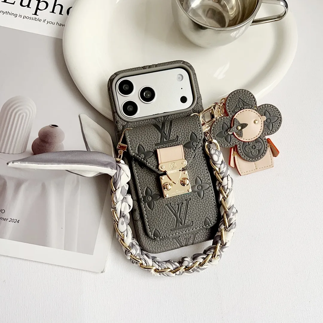 L款压花邮差卡包(带挂件)