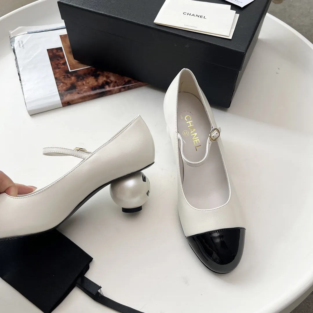 高版本小香家单鞋CHANE*｜，大爆款！🌞🌞🌞小香2025官网香奈儿秋冬秋鞋单鞋，系列新品乐福鞋满满的复古风 秀气的鞋型 看着就很讨喜，小圆头.衬托脚也变得瘦瘦的，上脚给人就是一种年代的复古情怀鞋、欧美走秀新款，爆款产品💰300 💰穿起来美腿.系列单鞋 1原版定制羊皮/羊京皮/原版开模五金扣 2内里鞋垫原版羊皮里 3大底:原版意真皮大底.跟高6厘米 4码数35-41（40 41定做不退换）