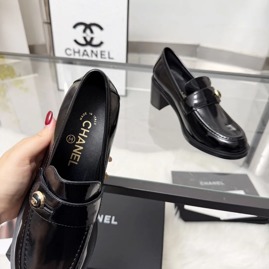 高版本小香家单鞋CHANE*｜，大爆款！🌞🌞🌞小香2025官网香奈儿秋冬秋鞋单鞋，系列新品乐福鞋满满的复古风 秀气的鞋型 看着就很讨喜，小圆头.衬托脚也变得瘦瘦的，上脚给人就是一种年代的复古情怀鞋、欧美走秀新款，爆款产品💰320 💰穿起来美腿.系列单鞋 1原版定制牛皮/羊京皮/原版开模五金扣 2内里鞋垫原版羊皮里 3大底:原版意真皮大底.跟高6厘米 4码数35-41（40 41定做不退换）