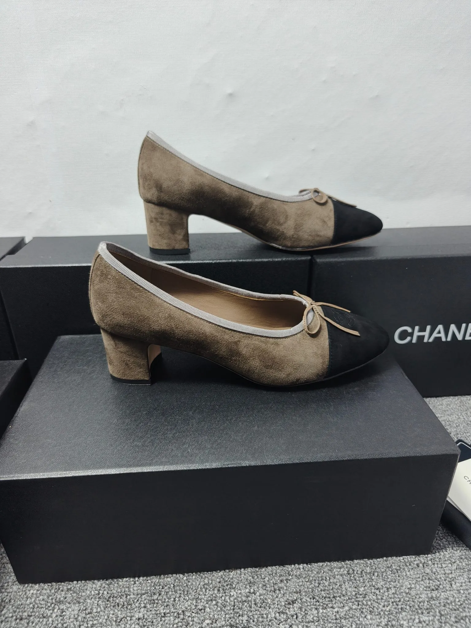 chan*l🔺经典slingback小香芭蕾舞鞋 就像coco香奈儿女士说的:流行稍纵即逝,但风格永存!这款鞋就是香家经典中的经典!双色搭配,简约精致,专柜里的万能长青款,永远不过时单品! 面料:进口羊京 内里:进口羊皮内里 大底:意大利进口真皮底! Size:35-40(34 40 41 42 定做) 出厂价:280