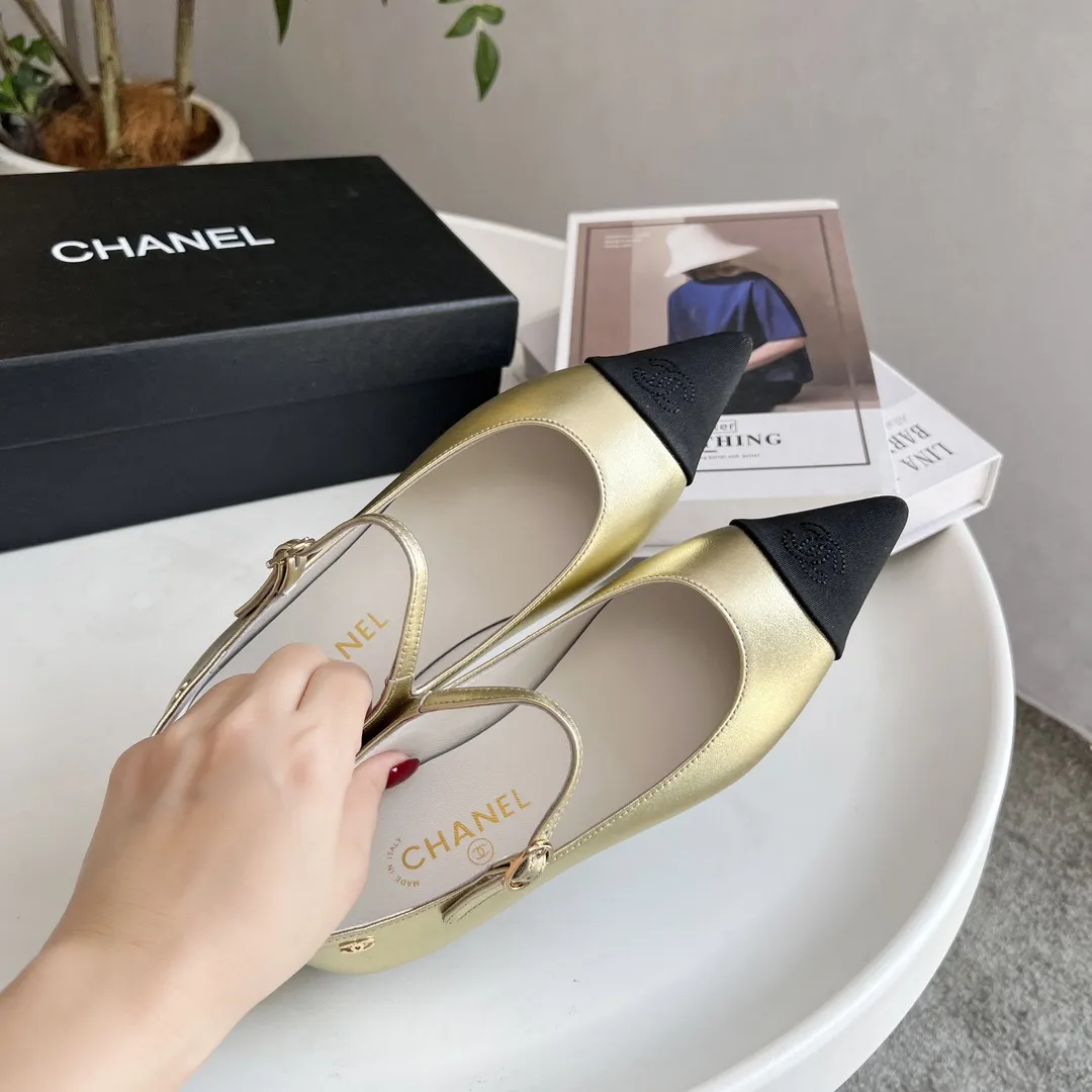 顶级原版本小香家单鞋CHANE*|,大爆款!🌞🌞🌞小香2025官网香奈儿单鞋跳舞鞋系列新品乐福鞋满满的复古风 秀气的鞋型 看着就很讨喜,小尖头 衬托脚也变得瘦瘦的,上脚给人就是一年代的复古情怀鞋、欧美走秀新款,爆款产品💰300💰 1原版定制面羊皮 2原版内里羊皮 3大底:原版真皮大底 4码数35-41(40 41定做不退换)