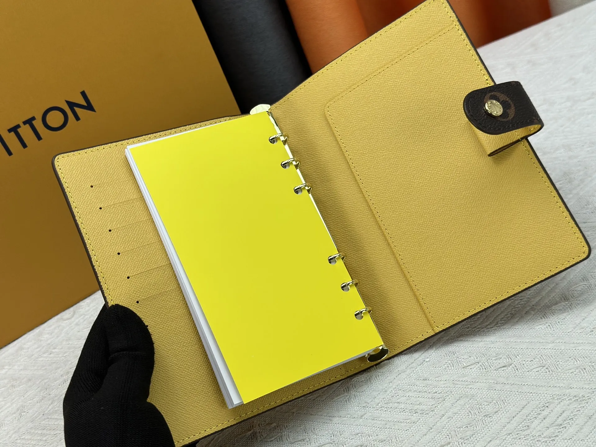 P80 钱包 顶级原版💎【实物拍摄 自家背景】型号M20004-11❤️这款小型记事本封套以 Monogram帆布制造，可放三张信用卡，亦可作通讯册、笔记册或日历。 14 x 18 cm (长 x 高) - Epi皮革上压有精致的LV首字母，配以交织纹理皮革衬里- 按钮开合-2004 六环活页夹，三环为一组，内有六个信用卡夹层和两个内部隔层- 记事本内芯可单独购买
