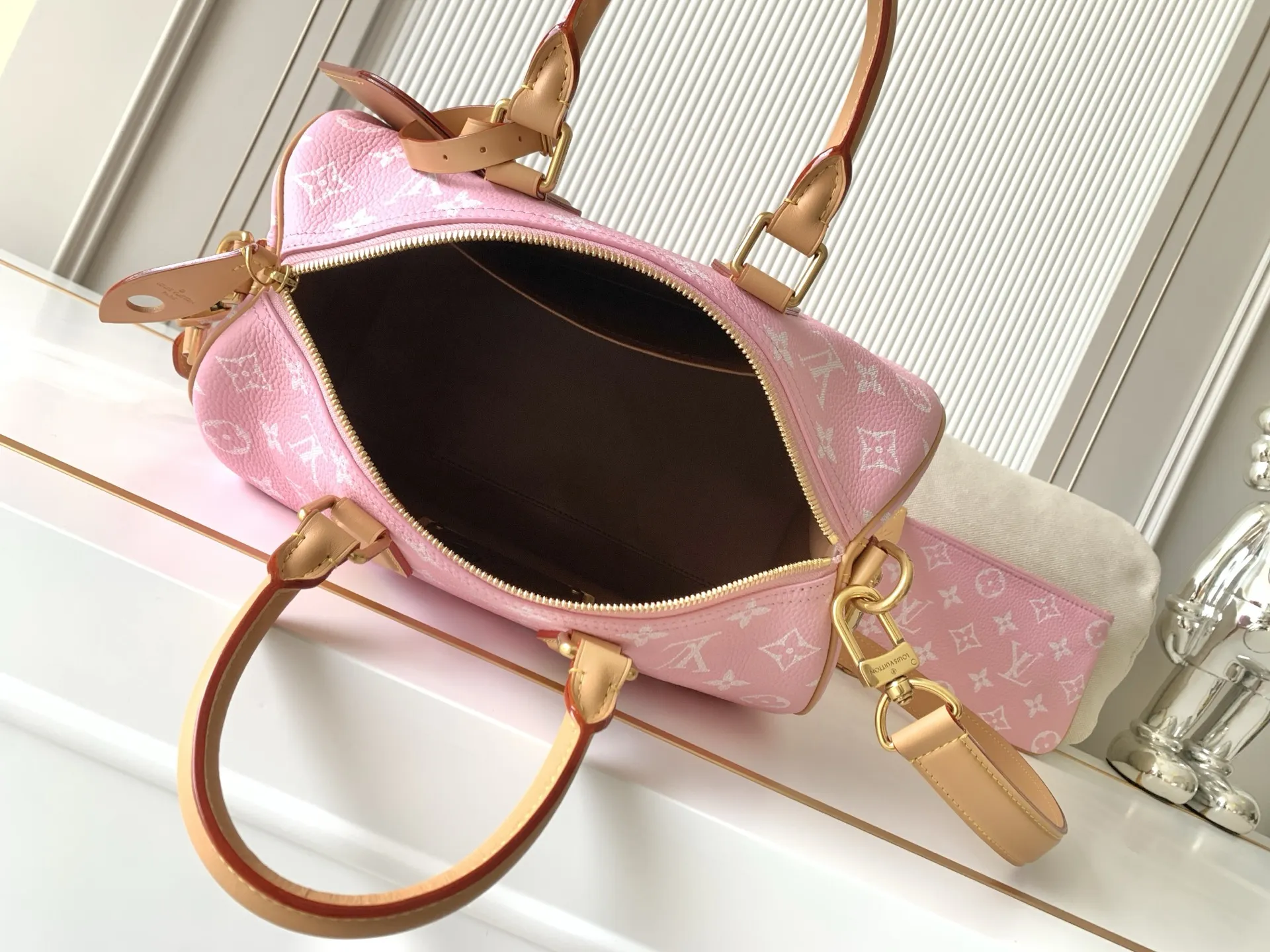 P💰1140【全钢五金 MB163c01变码芯片】特级配全套包装 款号M13914粉色 本款Speedy Bandoulière30手袋于细腻牛皮革表面描绘 Monogram 图案,搭配条纹牛皮革内衬,设有可拆卸收纳袋和多重口袋。手柄固定件压印龙虾图案,侧面锁扣镂刻LV字母,华美气息不言而喻。32 x 22.5x18厘米(长度x高x宽)牛皮革 牛皮革饰边布内衬做旧金属件 主隔层配有锁扣内贴袋拉链内袋 可拆卸收纳包名牌钥匙包 肩带:可拆卸,可调节包带半长:46.0厘米 包带半长可调至:60.0厘米手柄:双手柄