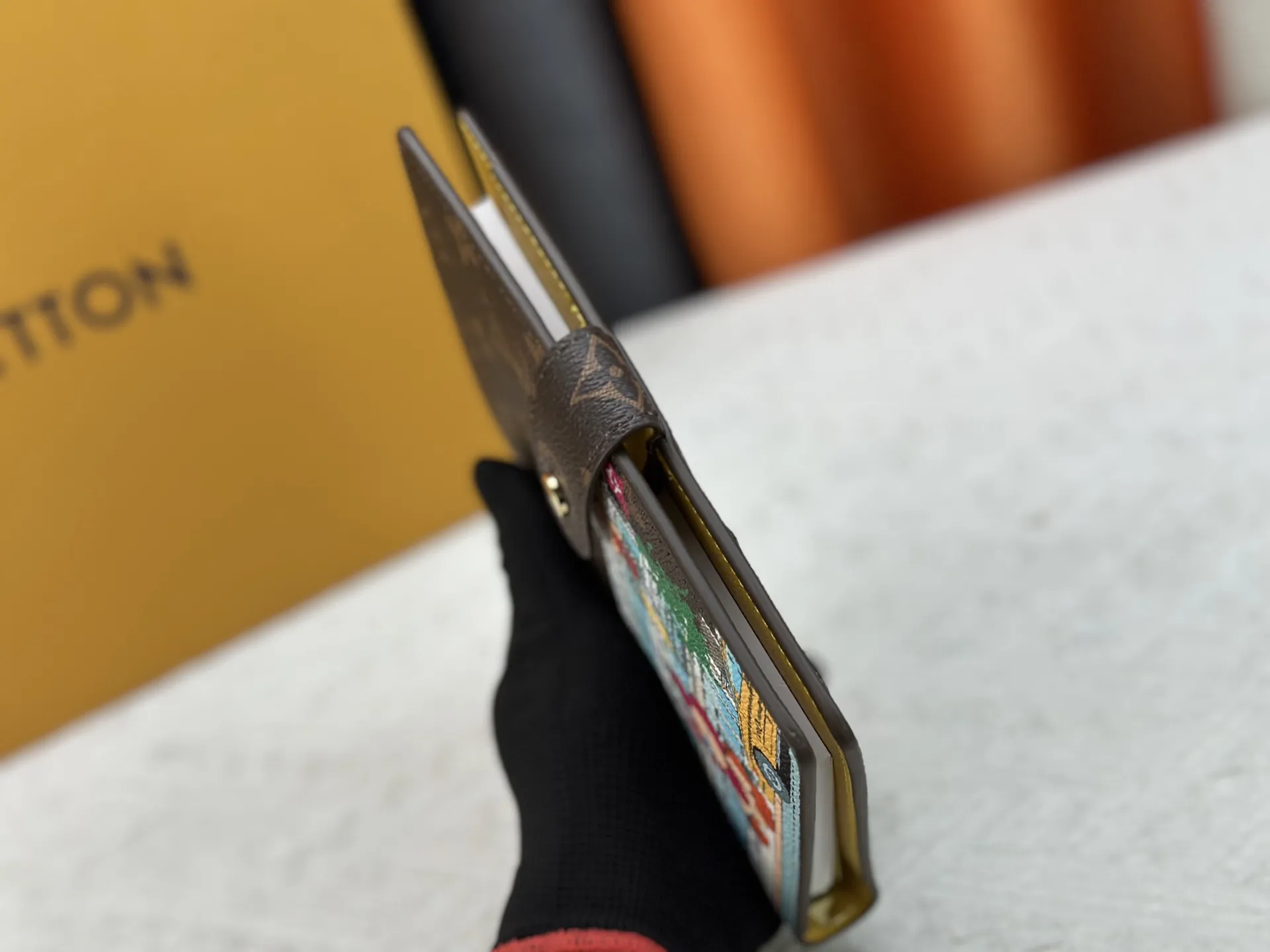 P80 钱包 顶级原版💎【实物拍摄 自家背景】型号M20004-11❤️这款小型记事本封套以 Monogram帆布制造，可放三张信用卡，亦可作通讯册、笔记册或日历。 14 x 18 cm (长 x 高) - Epi皮革上压有精致的LV首字母，配以交织纹理皮革衬里- 按钮开合-2004 六环活页夹，三环为一组，内有六个信用卡夹层和两个内部隔层- 记事本内芯可单独购买