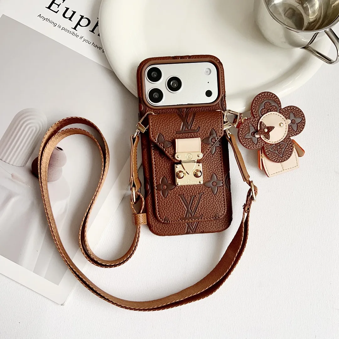 L款压花邮差卡包(带挂件)