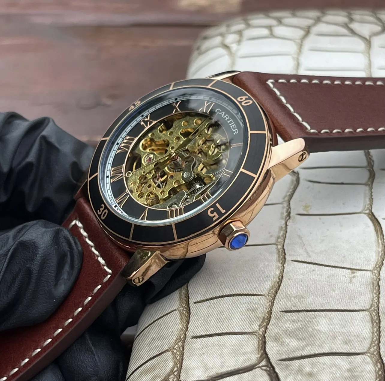 白皮540 玫+20 钢带+20卡地亚 Ronde de Cartier 自动机械镂空腕表 具有高雅别致、极具现代感的特点，佩戴能突出男士魅力，彰显气质。镂空机芯 精湛工艺 精雕细琢 超级品质 更添儒雅气息42mm*12mm 进口牛皮表带 佩戴舒适易搭衣服，上手足以应付各类场合