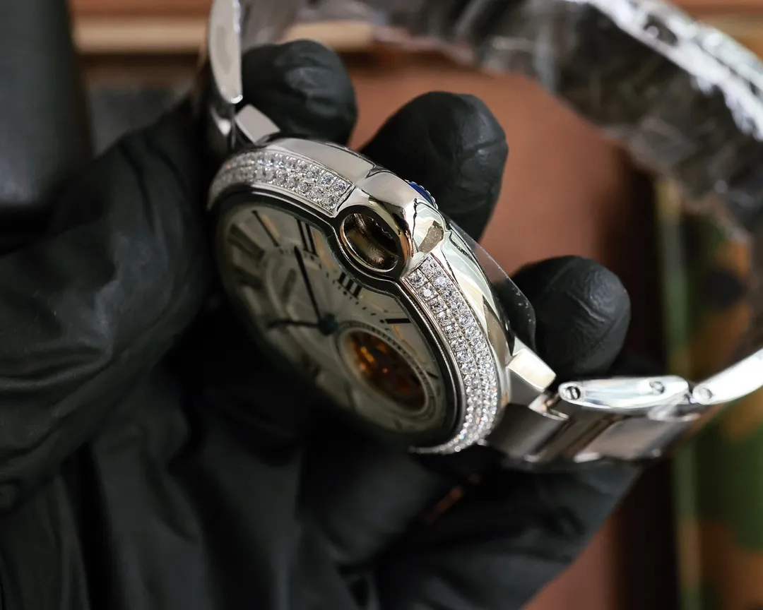 白皮500 玫皮520 白钢530 钻+50 卡地亚 Cartier&spades;️全自动机械🃏头层小牛皮🍴拱形蓝光玻璃🔳43*14mm✒️岁月与商场的历练雕塑出的轮廓🎴续演着霸道总裁的优雅传奇 driver de cartier ❗