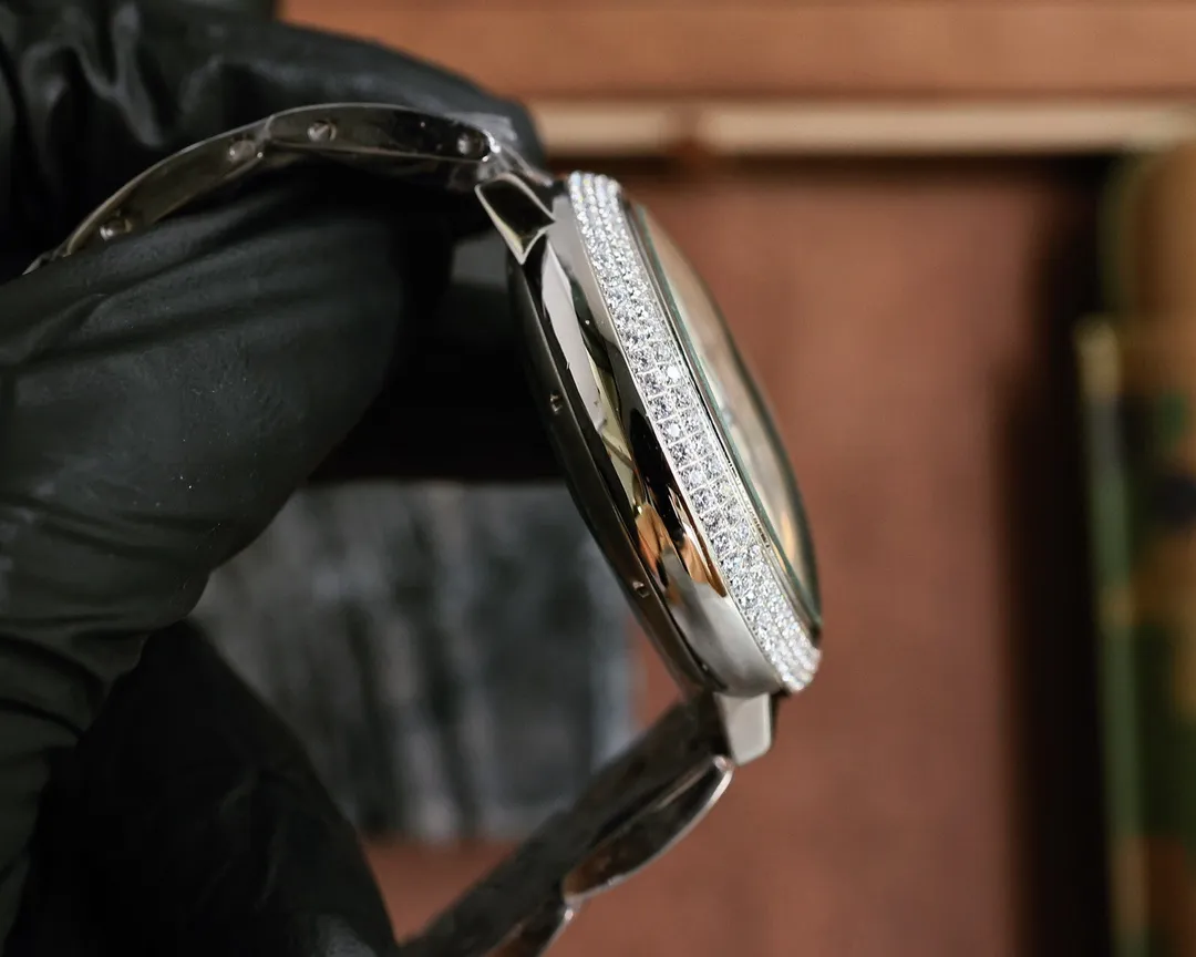 白皮500 玫皮520 白钢530 钻+50 卡地亚 Cartier&spades;️全自动机械🃏头层小牛皮🍴拱形蓝光玻璃🔳43*14mm✒️岁月与商场的历练雕塑出的轮廓🎴续演着霸道总裁的优雅传奇 driver de cartier ❗