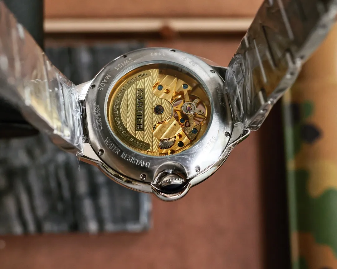 白皮500 玫皮520 白钢530 钻+50 卡地亚 Cartier&spades;️全自动机械🃏头层小牛皮🍴拱形蓝光玻璃🔳43*14mm✒️岁月与商场的历练雕塑出的轮廓🎴续演着霸道总裁的优雅传奇 driver de cartier ❗