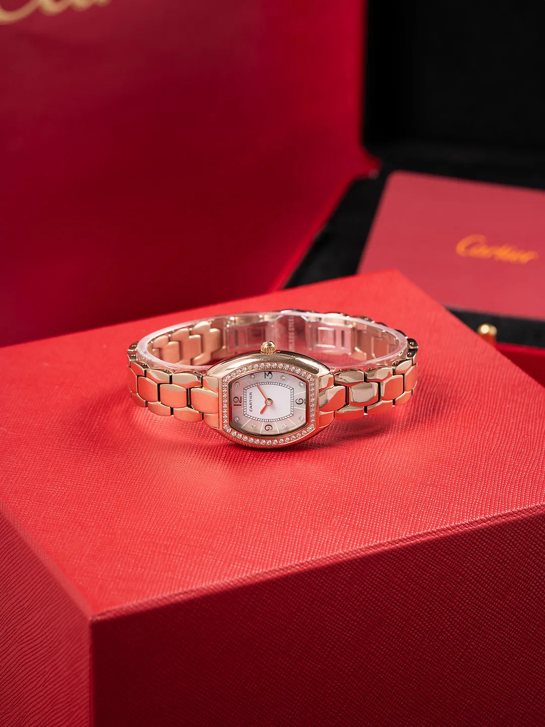 全面升级版到货,金银同价P490 🔺卡地亚🔻推出的Tonneau腕表,以酒桶为外形做一体成形表壳,较一般腕表小巧贴合手腕,由于看起来像酒桶一样,所以称为酒桶型表壳。卡地亚此款腕表对线条、形体等视觉感的掌握,甚至创作任何可能的新概念,除了倚赖自身累积的文化外,期间经过的发想与修正,卡地亚最后呈现的作品总令人惊艳。直径27mm 进口超薄C1CT-163瑞士石英机芯 原装保险开关扣 升级内容如下,机芯精简版C1Ct163正式面世,指针高度通过改良浓缩进一步压缩到了9个丝👍,姐妹们可搜索下能在机芯上加锆钻的,目前来看C1Ct163机芯能排全网第二,至于第一目前还尚未发现、字面重做由原来的13个丝压缩到6个丝位,才能腾出适当的高度去做美锆钻指针,研发不易且行且惜,此次只推出300套(限量版钻石指针)后续将不再推出了,实属吃力不讨好,费时又费脑,懂的姐妹们赶紧行动起来,忍不住吐槽下:定制钻石型指针,实属不易,耗时8个多月报废无数次试品才得以最终成型敲定,一切都因因梦而生,追求完美极致,只为展现腕间美美的您