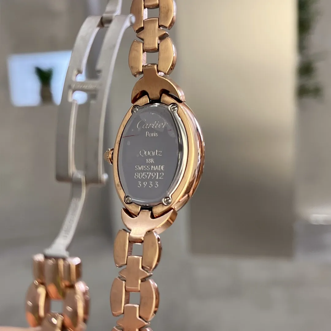 💰490 ❤️卡地亚-Cartier ❥镂空托月盘的卡地亚沙特限量版 ❥316精钢材质 ❥进口石英机芯 ❥表盘直径30mm，厚度7.5mm ❥相信懂表的老玩家们都清楚，先有他的雏形后才有那万人空巷的蓝气球的诞生 ，前沿～佛系XX厂家走访瑞士民间收藏坊才淘到这难得的限量版宝贝，一比一重新开模定制，最大限度的还原臻品 表壳三件套都与正品通用，玻璃3点位月牙斜度是cnc雕刻，并非用模具压制