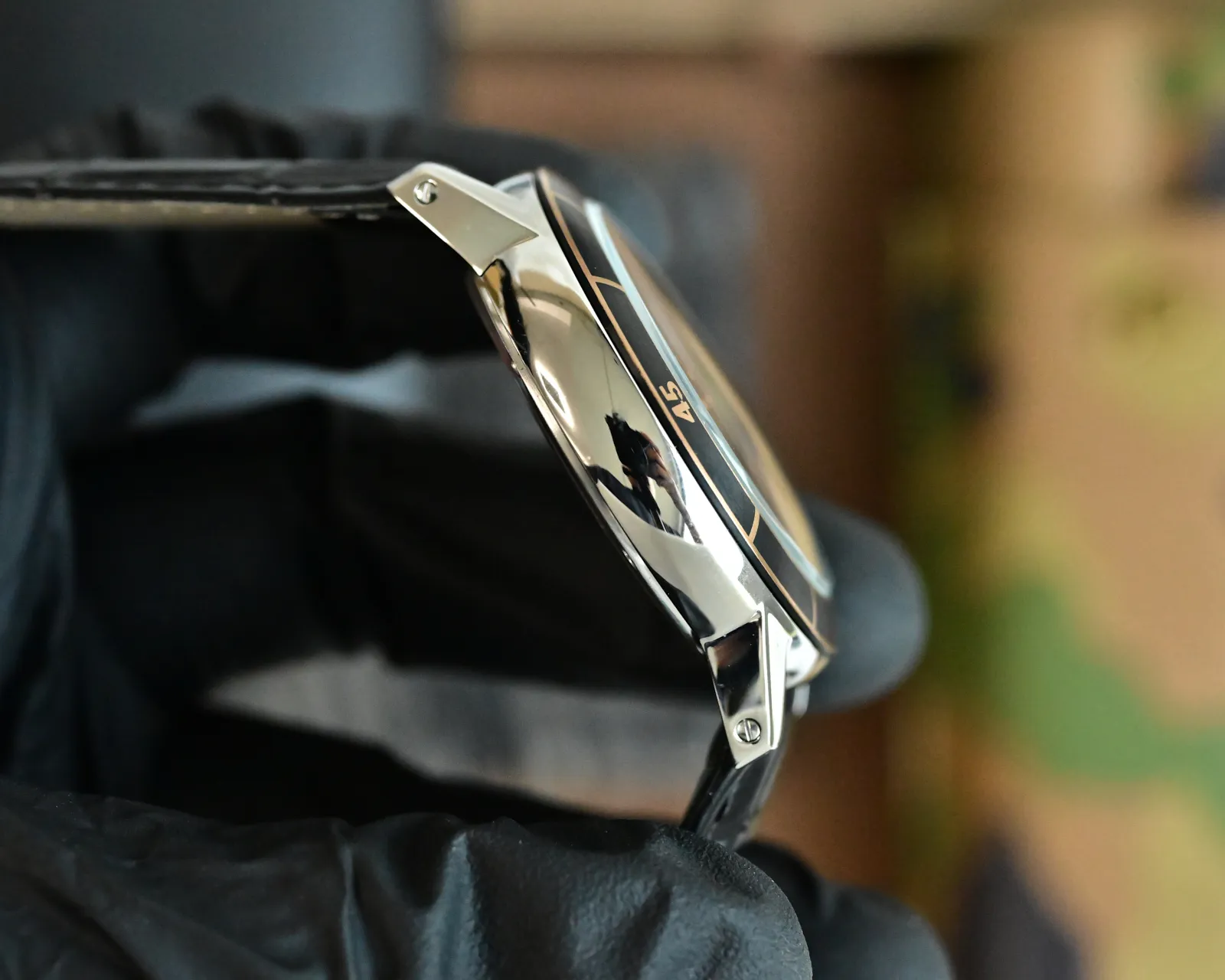 410 卡地亚 Ronde de Cartier 自动机械腕表 具有高雅别致、极具现代感的特点,佩戴能突出男士魅力,彰显气质。精湛工艺 精雕细琢 超级品质 更添儒雅气息42mm*11mm 进口牛皮表带 佩戴舒适易搭衣服,上手足以应付各类场合