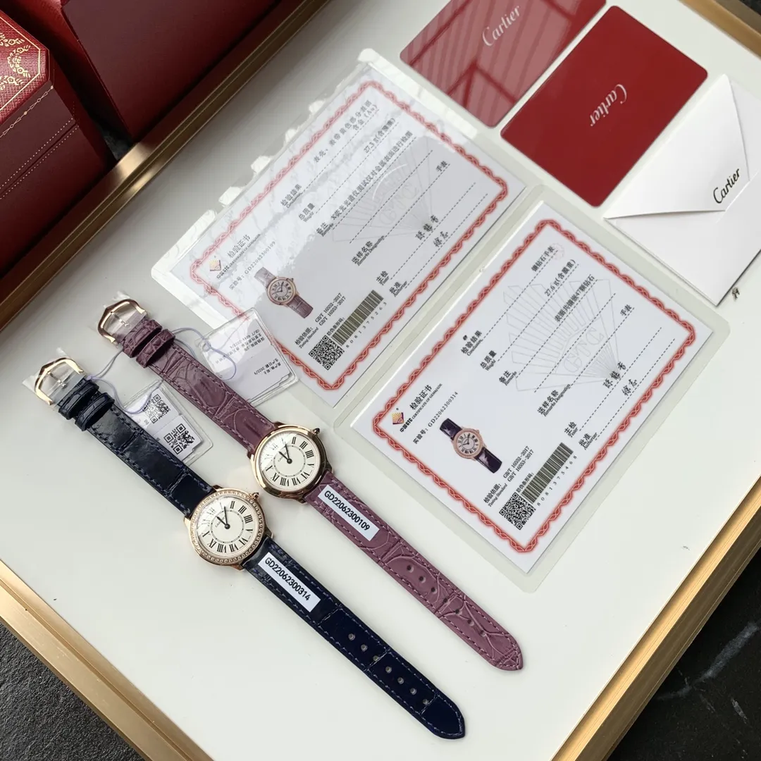 新春好礼🎁下单加赠意大利进口小牛皮🎆 新春款 伦敦29‘MM,包金 搭配美洲鳄鱼 ✈️ Cartier卡地亚RondeLouis石英玫瑰金鳄鱼皮表带手表 卡地亚伦敦新款系列全新推出,顶级原单品质!表盘直径:29mm 厚度:7.54mm,生活防水深度3巴(约30米)18K金版本,一表一证。保修卡三码一致卡地亚157原装石英机芯,走时精准。表带采用进口美洲鳄鱼皮🐊搭配原装针扣。佩戴舒适,质感上佳!卡家众多系列之中伦敦系列承袭圆润造型以罗马数字时标、剑形蓝钢指针搭配凸圆形表冠和轨道式分钟圈演绎卡地亚的经典时计美学 .最后说一下 这个货无论做工配件材质细节都是一流,非市场通货 支持任意对比。不满意支持任意退换!四色现货!