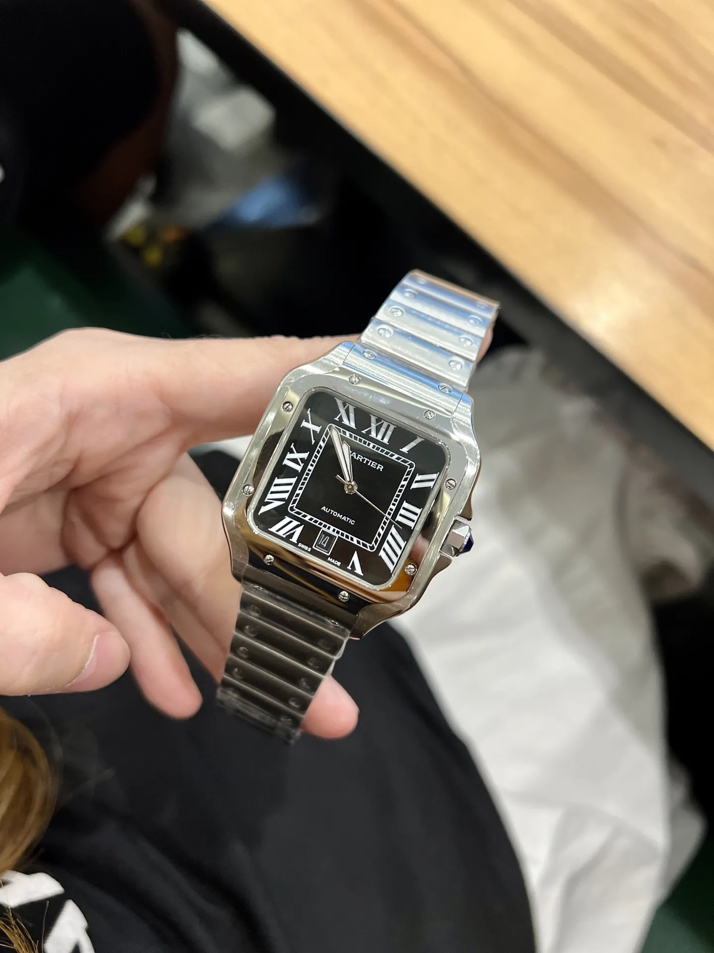 💰260(暂无金壳和女款 卡地亚Santos de Cartier腕表可以说是世界上第一枚真正意义上的腕表,迄今已有百年历史,1904年卡地亚推出了一枚可以佩戴在腕间的手表,并以挚友山度士的名字命名,这便是Santos腕表的由来。当时的所谓“腕表”不过是一些“权宜”的表款,就是是将怀表系在了手腕上,表冠仍旧位于12点钟位置!而山度士开创式的设计将表冠设计在3点钟位置,并在把头上镶嵌一颗天然尖晶石,幽蓝的光芒至今俘虏了无数消费者的心。今天给大家带来的就是18年最新升级款山度士,40mm表径,搭载全自动机械机芯,镀膜玻璃,30m防水,送礼自用佳品