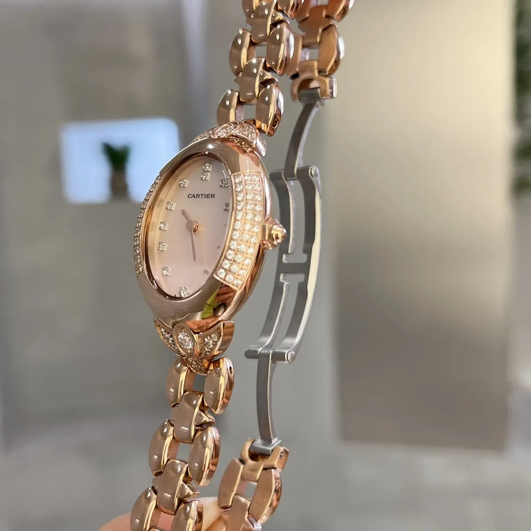 💰490 ❤️卡地亚-Cartier ❥镂空托月盘的卡地亚沙特限量版 ❥316精钢材质 ❥进口石英机芯 ❥表盘直径30mm,厚度7.5mm ❥相信懂表的老玩家们都清楚,先有他的雏形后才有那万人空巷的蓝气球的诞生 ,前沿~佛系XX厂家走访瑞士民间收藏坊才淘到这难得的限量版宝贝,一比一重新开模定制,最大限度的还原臻品 表壳三件套都与正品通用,玻璃3点位月牙斜度是cnc雕刻,并非用模具压制