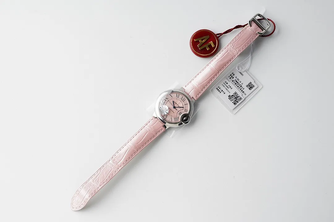 市场最高版本 最高复刻 卡.地亚CartierV7升级版 专柜品质！🎮 1⃣️【市场最高复刻1-1】V6厂最新升级版本 卡地亚蓝气球系列 2⃣️直径🈶28MM-33MM-36MM-42MM 3⃣️石英款/机械款-市面最高版本镜面凸形鱼眼！ 4⃣️蓝宝石把头，蓝色宝石颜色！🎮 5⃣️石英机芯/搭配6T51机芯机械/2824全自动机械机芯!恒久稳定！自动锤已全部升级原装LOGO及日内瓦洗纹！ 卡.地亚蓝气球标杆-V6出品，是您唯一首选！V6出品 必属精品 您值得拥有！ 立即抢购👉 立即抢购👉