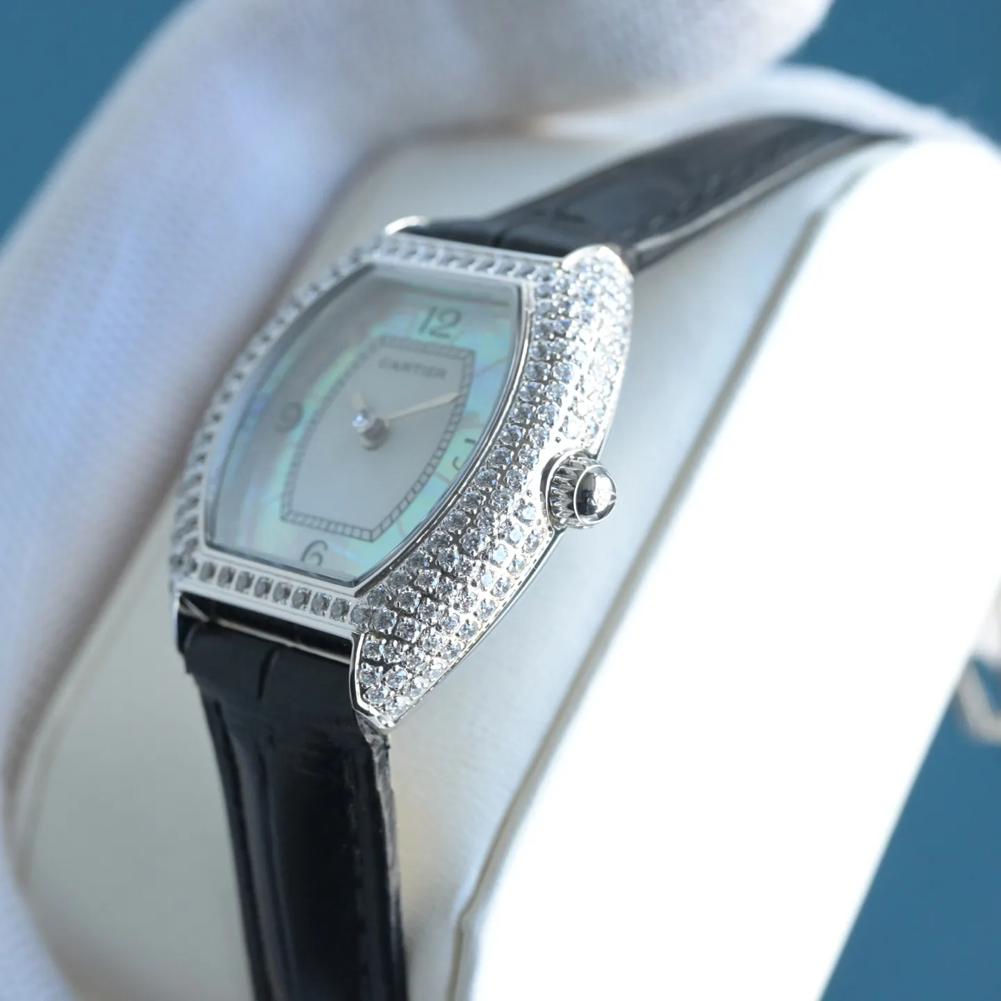 P550 卡地亚-Cartier ，Mini lady 酒桶型，采用原装进口瑞士石英机芯，法国蓝宝石水晶镜面，表壳镶满施华洛世奇真水钻18K金工艺，牛皮表带 ，外型精巧别致，360度惊艳，上手效果极佳，精致奢华有内涵！直径：27.5*33 mm 厚度：6.3mm（升级内容如下，机芯精简版C1Ct163正式面世，指针高度通过改良浓缩进一步压缩到了9.2个丝👍，姐妹们可搜索下能在机芯上加锆钻的，目前来看C1Ct163机芯能排第二，至于第一目前搜遍全网还尚未发现、字面重做由原来的18个丝压缩到7个丝位，才能腾出适当的高度去做锆钻指针，研发不易且行且惜，此次只推出300套（限量版钻石型指针）后续恐将不再推出了，实属吃力不讨好，费时又费脑，懂的姐妹们赶紧行动起来，忍不住吐槽下：耗时8个多月报废无数次试品才得以最终敲定成型定模，一切只因因梦而生，力求完美极致，展现腕间美美的您🎀🎀🎀