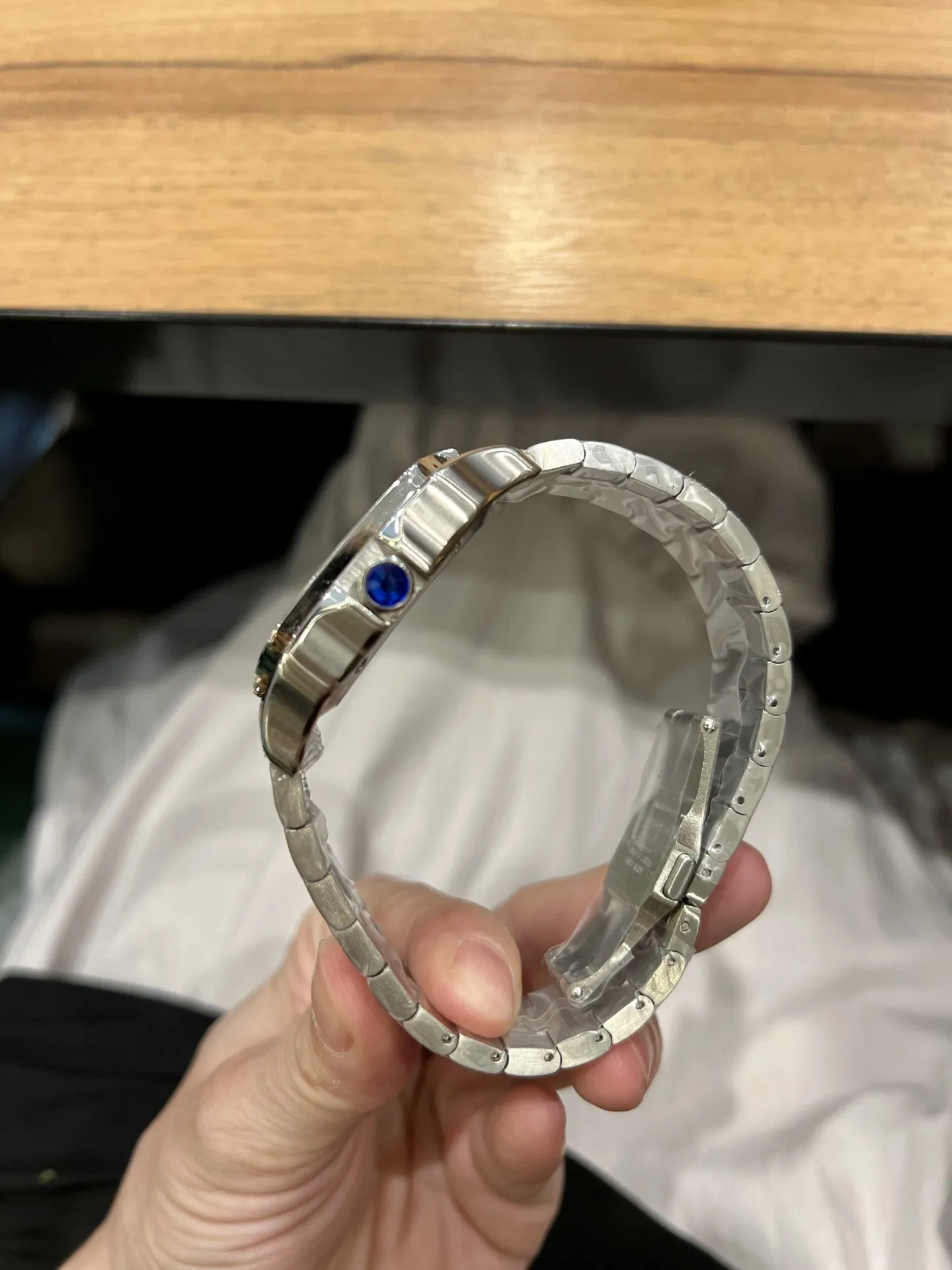 💰260(暂无金壳和女款 卡地亚Santos de Cartier腕表可以说是世界上第一枚真正意义上的腕表,迄今已有百年历史,1904年卡地亚推出了一枚可以佩戴在腕间的手表,并以挚友山度士的名字命名,这便是Santos腕表的由来。当时的所谓“腕表”不过是一些“权宜”的表款,就是是将怀表系在了手腕上,表冠仍旧位于12点钟位置!而山度士开创式的设计将表冠设计在3点钟位置,并在把头上镶嵌一颗天然尖晶石,幽蓝的光芒至今俘虏了无数消费者的心。今天给大家带来的就是18年最新升级款山度士,40mm表径,搭载全自动机械机芯,镀膜玻璃,30m防水,送礼自用佳品