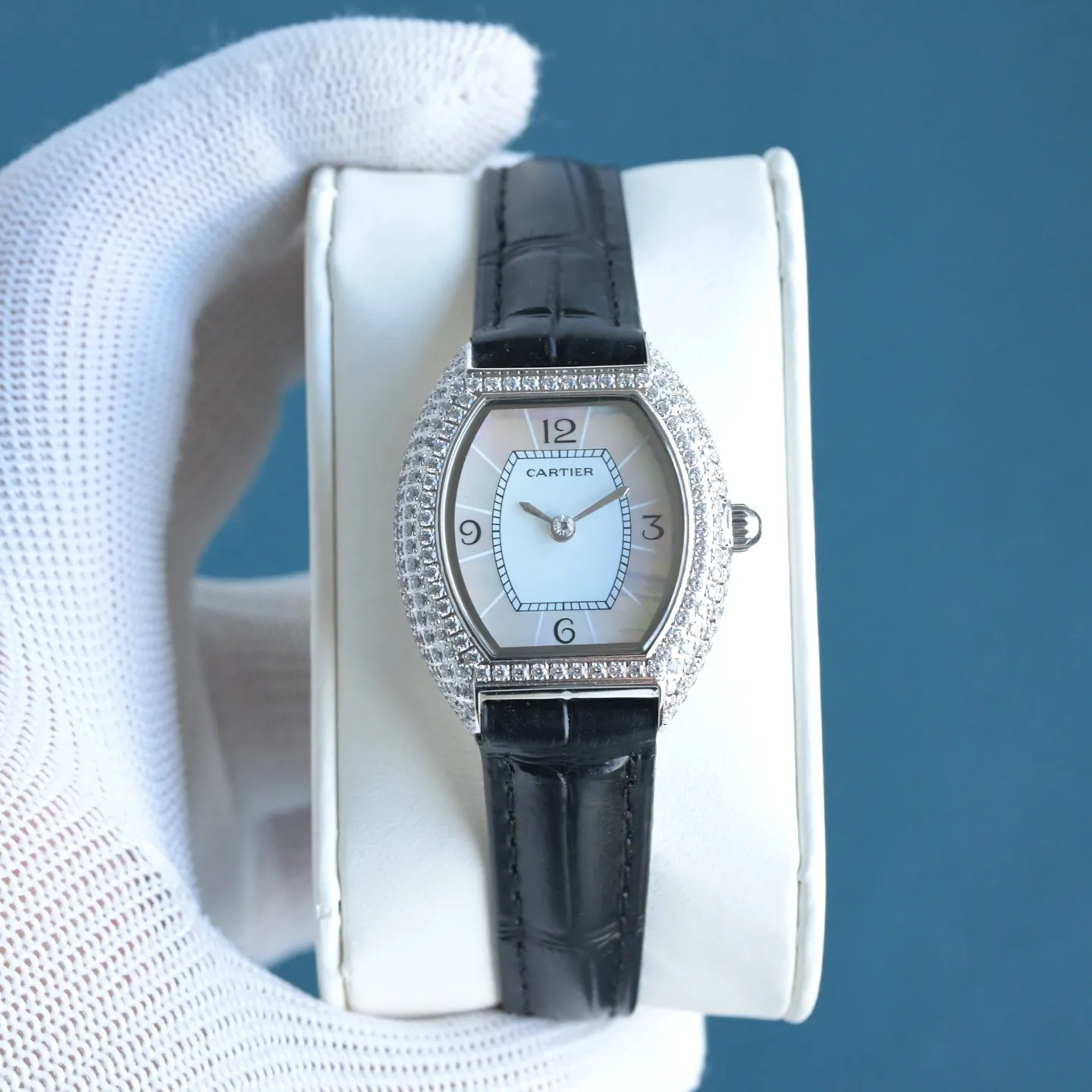 P550 卡地亚-Cartier ,Mini lady 酒桶型,采用原装进口瑞士石英机芯,法国蓝宝石水晶镜面,表壳镶满施华洛世奇真水钻18K金工艺,牛皮表带 ,外型精巧别致,360度惊艳,上手效果极佳,精致奢华有内涵!直径:27.5*33 mm 厚度:6.3mm(升级内容如下,机芯精简版C1Ct163正式面世,指针高度通过改良浓缩进一步压缩到了9.2个丝👍,姐妹们可搜索下能在机芯上加锆钻的,目前来看C1Ct163机芯能排第二,至于第一目前搜遍全网还尚未发现、字面重做由原来的18个丝压缩到7个丝位,才能腾出适当的高度去做锆钻指针,研发不易且行且惜,此次只推出300套(限量版钻石型指针)后续恐将不再推出了,实属吃力不讨好,费时又费脑,懂的姐妹们赶紧行动起来,忍不住吐槽下:耗时8个多月报废无数次试品才得以最终敲定成型定模,一切只因因梦而生,力求完美极致,展现腕间美美的您🎀🎀🎀