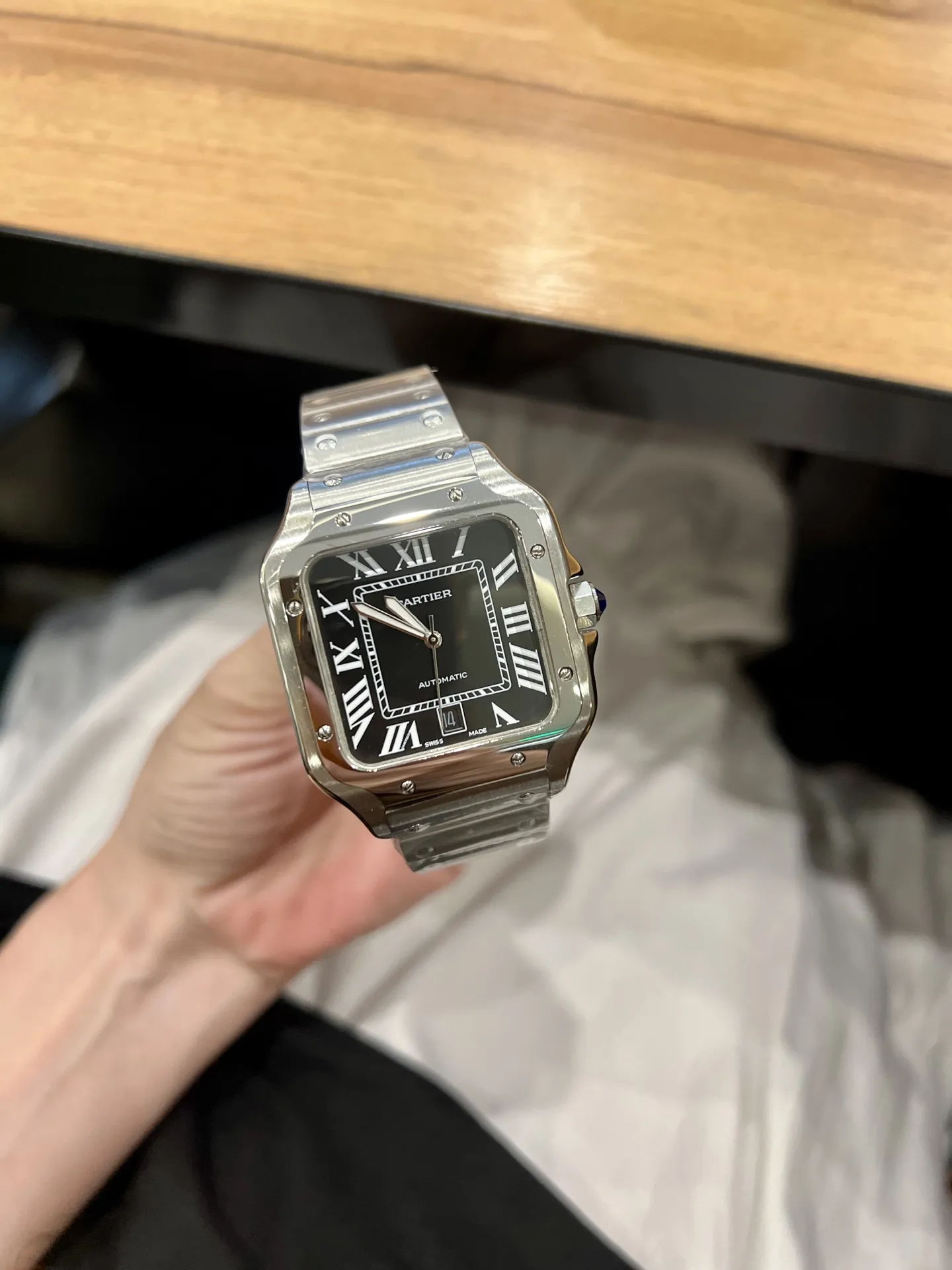 💰260(暂无金壳和女款 卡地亚Santos de Cartier腕表可以说是世界上第一枚真正意义上的腕表,迄今已有百年历史,1904年卡地亚推出了一枚可以佩戴在腕间的手表,并以挚友山度士的名字命名,这便是Santos腕表的由来。当时的所谓“腕表”不过是一些“权宜”的表款,就是是将怀表系在了手腕上,表冠仍旧位于12点钟位置!而山度士开创式的设计将表冠设计在3点钟位置,并在把头上镶嵌一颗天然尖晶石,幽蓝的光芒至今俘虏了无数消费者的心。今天给大家带来的就是18年最新升级款山度士,40mm表径,搭载全自动机械机芯,镀膜玻璃,30m防水,送礼自用佳品