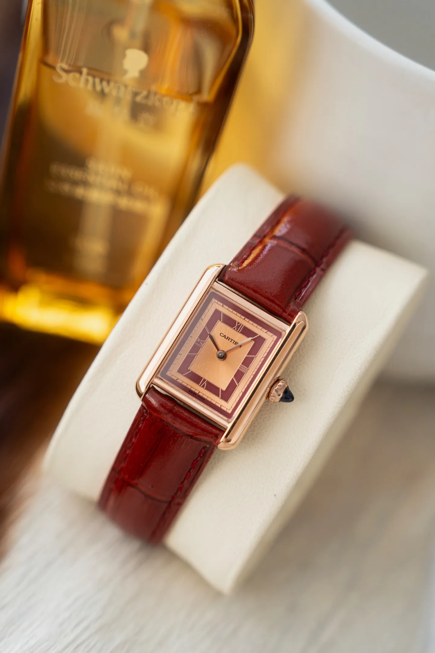 【钻石镶嵌莫桑钻石,蓝宝石镜片,瑞士石英机,出货配卡片证书,送绒布包装袋】 卡地亚全新推出的TankMust腕表。It Must be a TANK在所有经典的卡地亚坦克腕表里面,如果要拥有一只作为日常每天戴的腕表,我肯定选TANK Solo,而现在这件事可能会被2021年最新的TANK MUST改观今年,品牌推出了全新的TankMust系列腕表,这款TankMust系列腕表,同样采用品牌标志性的方形表壳29.5mmx22mm,表盘镀银及剑形蓝钢指针,蓝宝石玻璃以及在表冠上镶嵌的独一无二蓝色尖晶石设计加粒面小牛皮表带,瑞士🇨🇭ETA金机石英机芯,相较于之前的线条处理更为圆润、流畅。此外,腕表还配备了表带快拆功能,这一设计也大大的增加了日常佩戴的舒适性和便利性、做到三码合一.