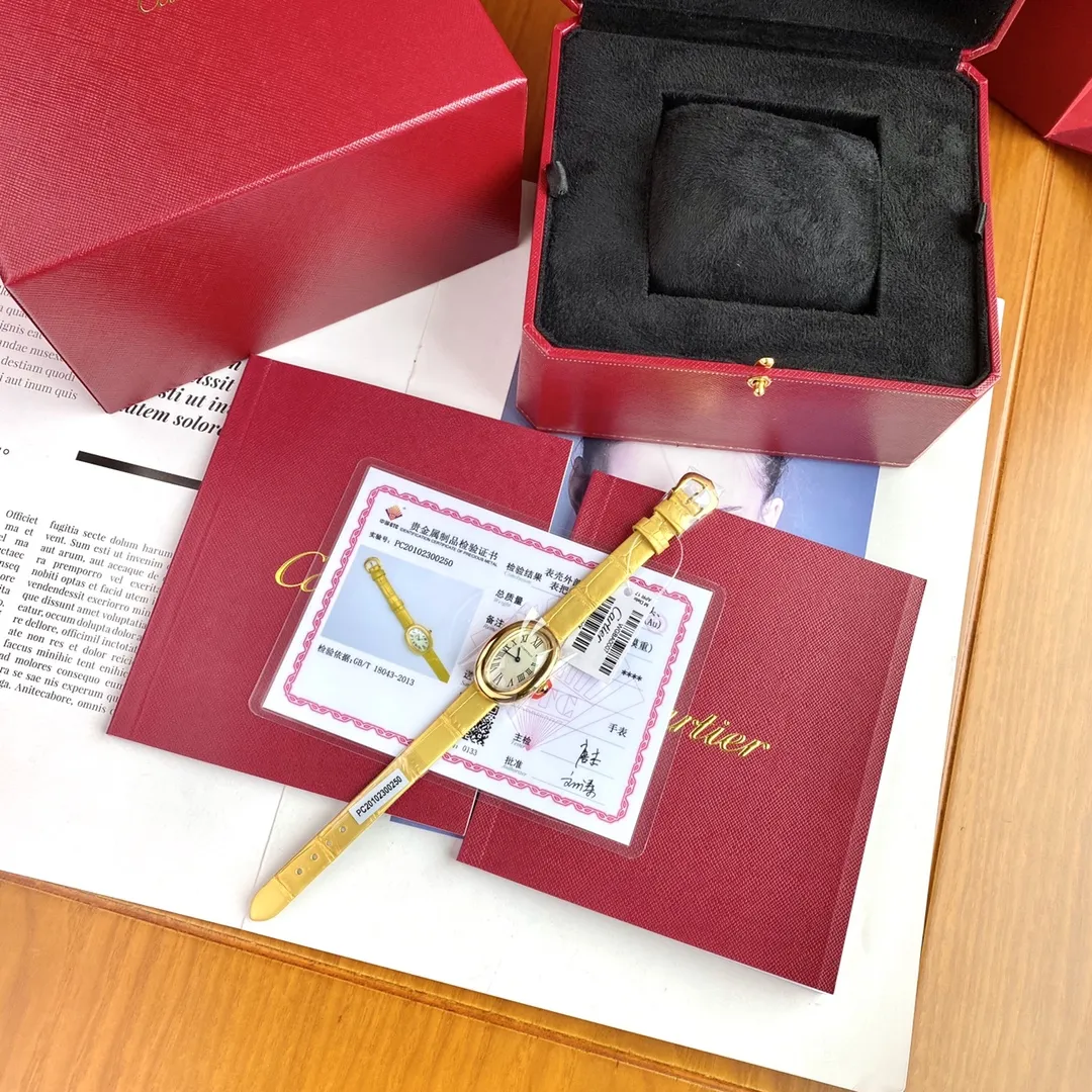 卡地亚新款!通体包18k黄金+美洲鳄鱼皮表带!卡家最新经典之作!Baignoire浴缸系列腕表,典雅欧风浴缸形状,完美演绎卡地亚的经典美学,涌现腕表设计的焕新力量!椭圆表壳,典雅欧美风浴缸形状,完美曲线,超高颜值,实物上手绝对让你大呼惊艳,OMG,这也太好看了吧! 公价超八万!整体气场相比蓝气球段位要高出不少…… Baignoire浴缸系列腕表,小号表款,石英机芯。精钢包18K黄金表壳。包18K黄金圆珠形表冠,镶嵌一颗凸圆形蓝宝石。镀银表盘,剑形蓝钢指针,蓝宝石水晶镜面。灰褐色鳄鱼皮表带,包18K黄金针扣式表扣。 表壳尺寸:32x26毫米 厚度:8毫米 防水深度3巴(约30米)生活防水