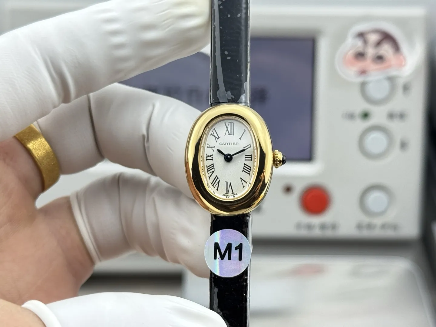 M1 Factory 卡地亚迷你浴缸,Cartier Mini Baignoire 长在每个人心尖上的审美。玲珑小巧却有极具辨识度,圆润流畅的椭园形表壳,金属光泽圆润细腻,折射出优雅与精致。独特迷你尺 寸24.6mm*18.7mm,搭配卡地亚经典的罗 马数字,烧钢蓝指针与蓝宝石浑圆表冠,简约 又不失细节。每一处设计都彰显品牌的传承 与匠心。轻盈服帖的圆弧形贴手腕设计,是 低调奢华的极致表现。无论单戴还是疊搭珠 宝都能轻松驾驭,不张扬却足以让人一眼记 住。这个就是迷你浴缸的魅力。M1出品,必属精品,致力于打造属于你命定的小金表。