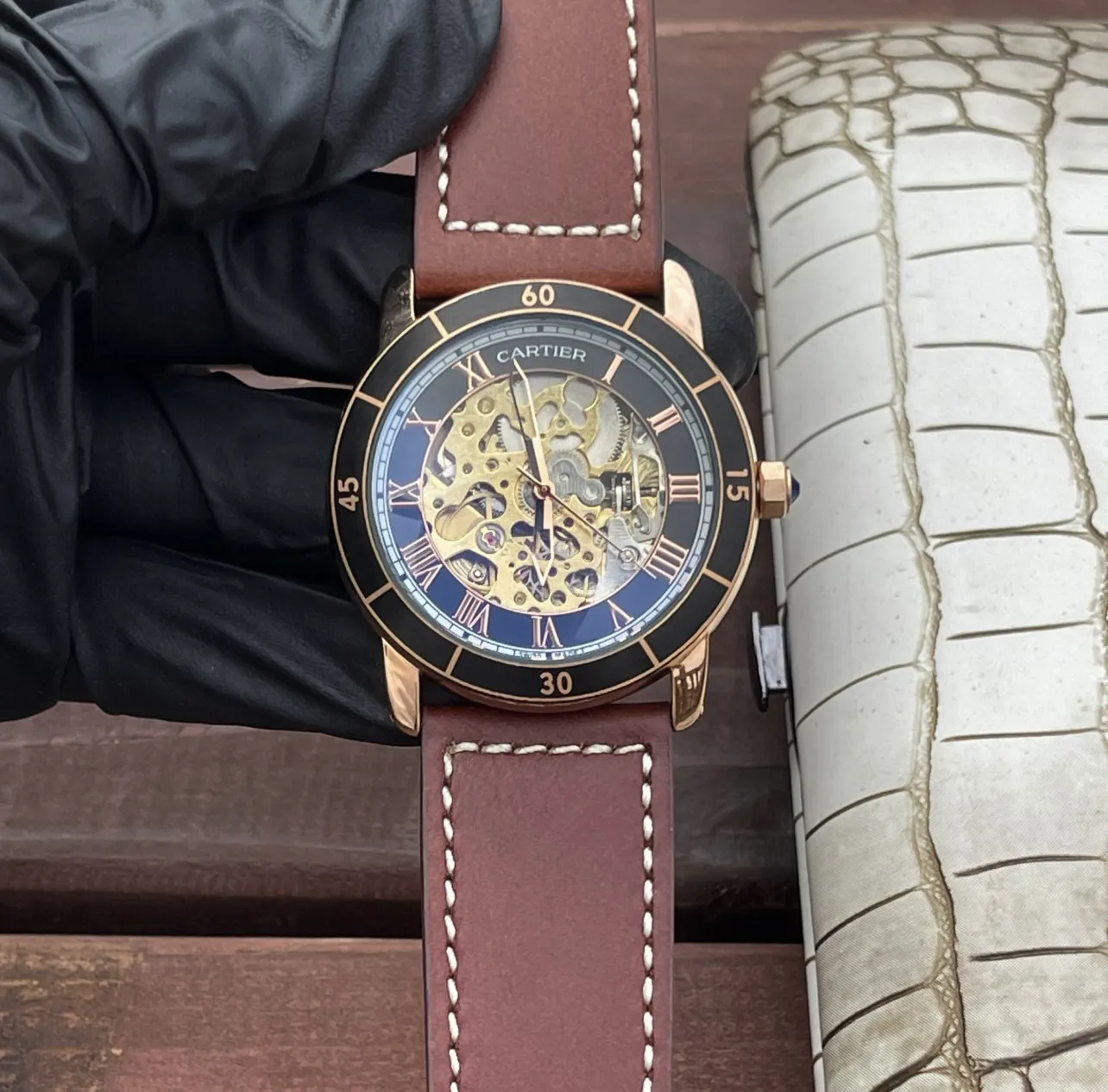 白皮540 玫+20 钢带+20卡地亚 Ronde de Cartier 自动机械镂空腕表 具有高雅别致、极具现代感的特点，佩戴能突出男士魅力，彰显气质。镂空机芯 精湛工艺 精雕细琢 超级品质 更添儒雅气息42mm*12mm 进口牛皮表带 佩戴舒适易搭衣服，上手足以应付各类场合