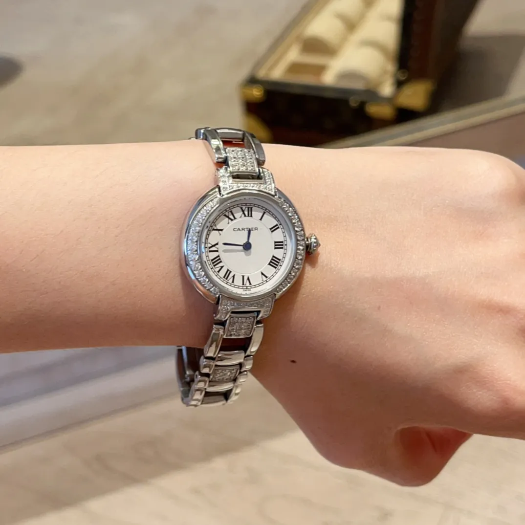 💰490 全面升级版到货🎺🎺🎺卡地亚-Cartier🌸🌸🌸托月盘的卡地亚沙特限量版，相信懂表的老玩家们都清楚，先有他的雏形后才有那万人空巷的蓝气球的诞生 表盘直径&mdash;&mdash;30mm 前沿～佛系XX厂家走访瑞士民间收藏坊才淘到这难得的限量版宝贝，一比一重新开模定制，最大限度的还原臻品 表壳三件套都与正品通用，整表厚度7.5mm，玻璃3点位月牙斜度是cnc雕刻，并非用模具压制，升级蓝宝石镜面耐磨高清