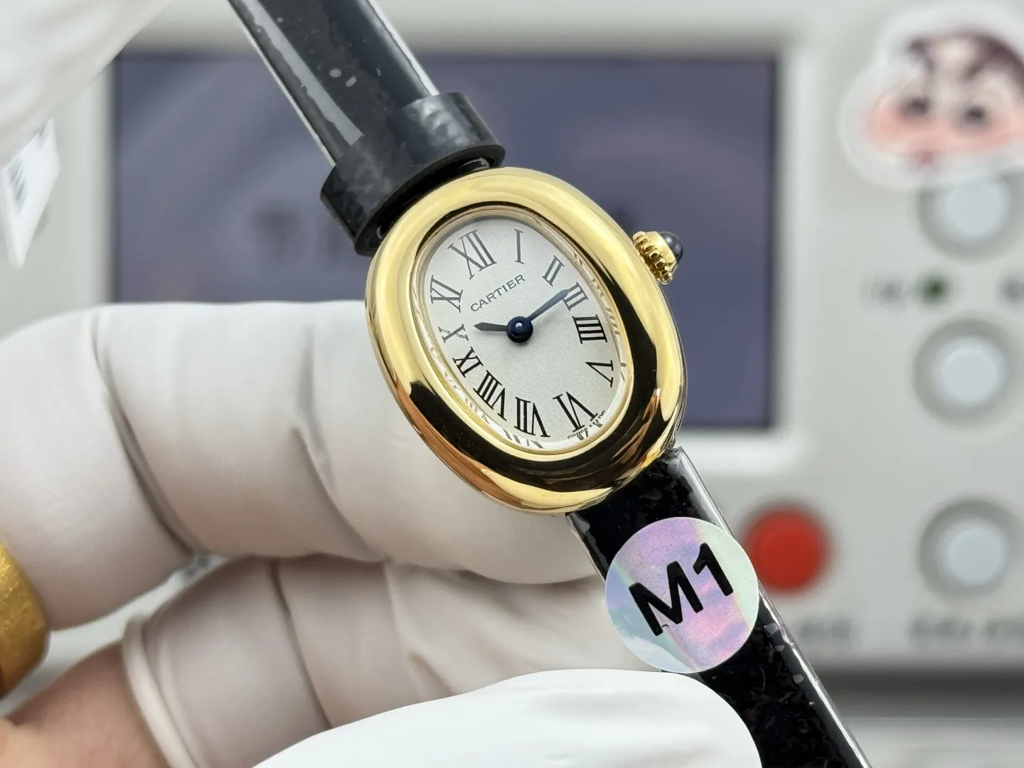 M1 Factory 卡地亚迷你浴缸,Cartier Mini Baignoire 长在每个人心尖上的审美。玲珑小巧却有极具辨识度,圆润流畅的椭园形表壳,金属光泽圆润细腻,折射出优雅与精致。独特迷你尺 寸24.6mm*18.7mm,搭配卡地亚经典的罗 马数字,烧钢蓝指针与蓝宝石浑圆表冠,简约 又不失细节。每一处设计都彰显品牌的传承 与匠心。轻盈服帖的圆弧形贴手腕设计,是 低调奢华的极致表现。无论单戴还是疊搭珠 宝都能轻松驾驭,不张扬却足以让人一眼记 住。这个就是迷你浴缸的魅力。M1出品,必属精品,致力于打造属于你命定的小金表。