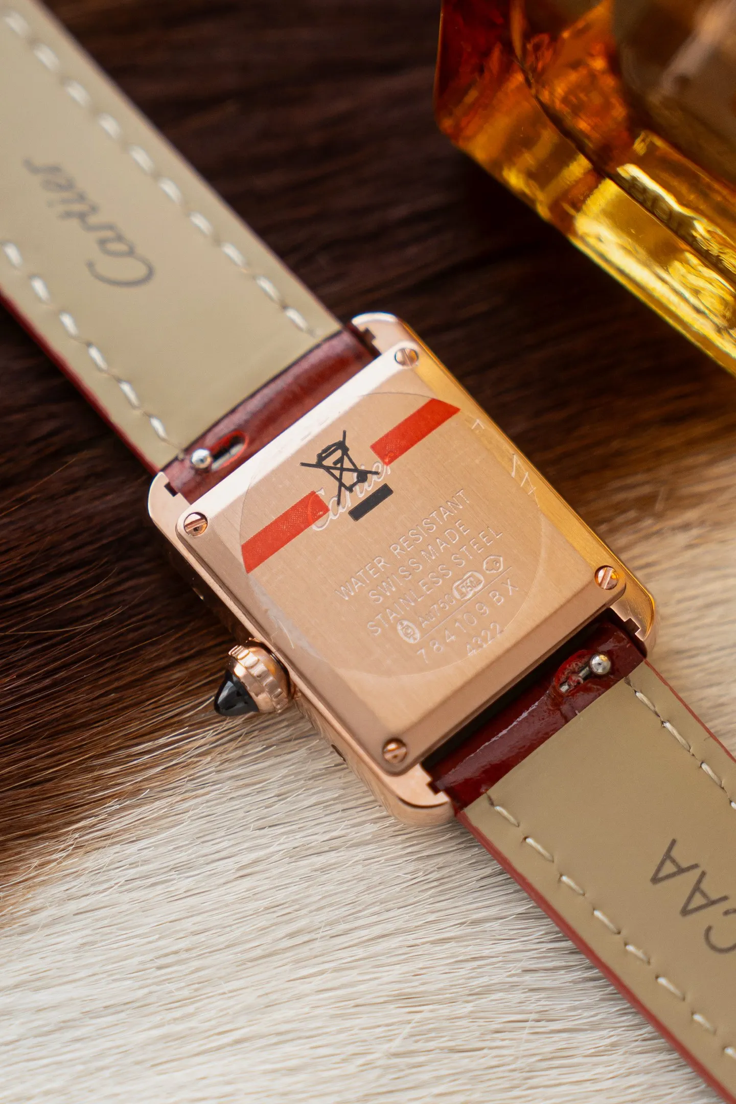 【钻石镶嵌莫桑钻石,蓝宝石镜片,瑞士石英机,出货配卡片证书,送绒布包装袋】 卡地亚全新推出的TankMust腕表。It Must be a TANK在所有经典的卡地亚坦克腕表里面,如果要拥有一只作为日常每天戴的腕表,我肯定选TANK Solo,而现在这件事可能会被2021年最新的TANK MUST改观今年,品牌推出了全新的TankMust系列腕表,这款TankMust系列腕表,同样采用品牌标志性的方形表壳29.5mmx22mm,表盘镀银及剑形蓝钢指针,蓝宝石玻璃以及在表冠上镶嵌的独一无二蓝色尖晶石设计加粒面小牛皮表带,瑞士🇨🇭ETA金机石英机芯,相较于之前的线条处理更为圆润、流畅。此外,腕表还配备了表带快拆功能,这一设计也大大的增加了日常佩戴的舒适性和便利性、做到三码合一.