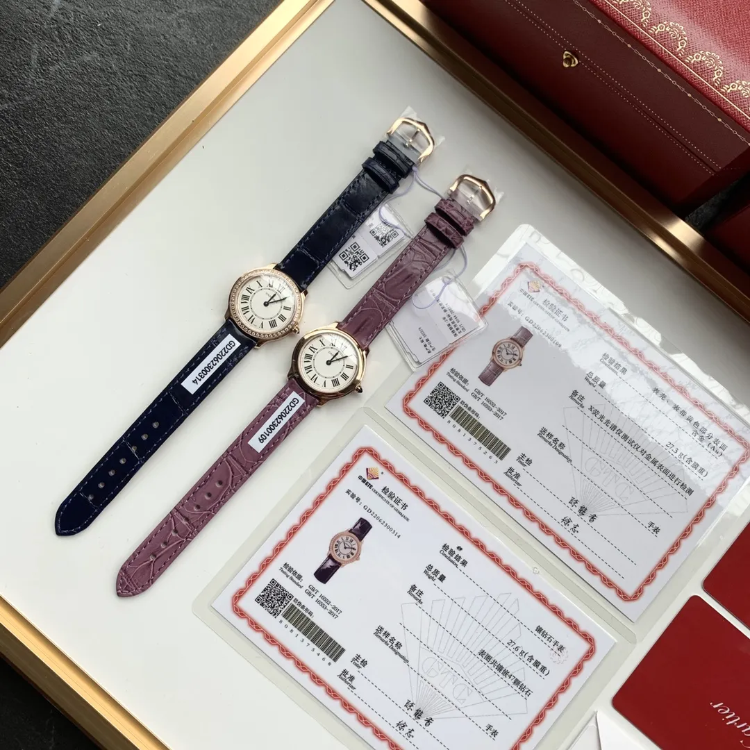 新春好礼🎁下单加赠意大利进口小牛皮🎆 新春款 伦敦29&lsquo;MM，包金 搭配美洲鳄鱼 ✈️ Cartier卡地亚RondeLouis石英玫瑰金鳄鱼皮表带手表 卡地亚伦敦新款系列全新推出，顶级原单品质！表盘直径：29mm 厚度：7.54mm，生活防水深度3巴（约30米）18K金版本，一表一证。保修卡三码一致卡地亚157原装石英机芯，走时精准。表带采用进口美洲鳄鱼皮🐊搭配原装针扣。佩戴舒适，质感上佳！卡家众多系列之中伦敦系列承袭圆润造型以罗马数字时标、剑形蓝钢指针搭配凸圆形表冠和轨道式分钟圈演绎卡地亚的经典时计美学 .最后说一下 这个货无论做工配件材质细节都是一流，非市场通货 支持任意对比。不满意支持任意退换！四色现货！