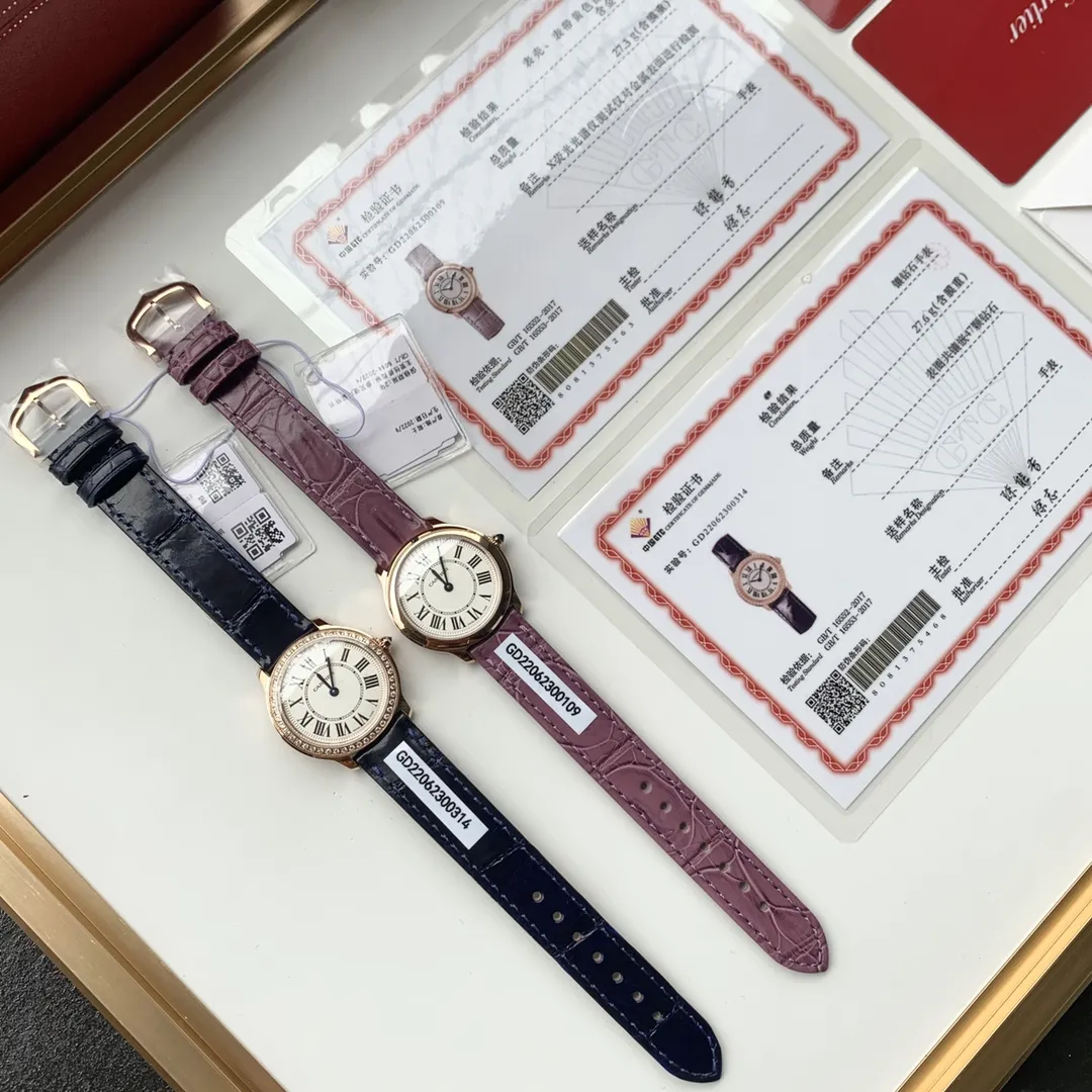 新春好礼🎁下单加赠意大利进口小牛皮🎆 新春款 伦敦29&lsquo;MM，包金 搭配美洲鳄鱼 ✈️ Cartier卡地亚RondeLouis石英玫瑰金鳄鱼皮表带手表 卡地亚伦敦新款系列全新推出，顶级原单品质！表盘直径：29mm 厚度：7.54mm，生活防水深度3巴（约30米）18K金版本，一表一证。保修卡三码一致卡地亚157原装石英机芯，走时精准。表带采用进口美洲鳄鱼皮🐊搭配原装针扣。佩戴舒适，质感上佳！卡家众多系列之中伦敦系列承袭圆润造型以罗马数字时标、剑形蓝钢指针搭配凸圆形表冠和轨道式分钟圈演绎卡地亚的经典时计美学 .最后说一下 这个货无论做工配件材质细节都是一流，非市场通货 支持任意对比。不满意支持任意退换！四色现货！