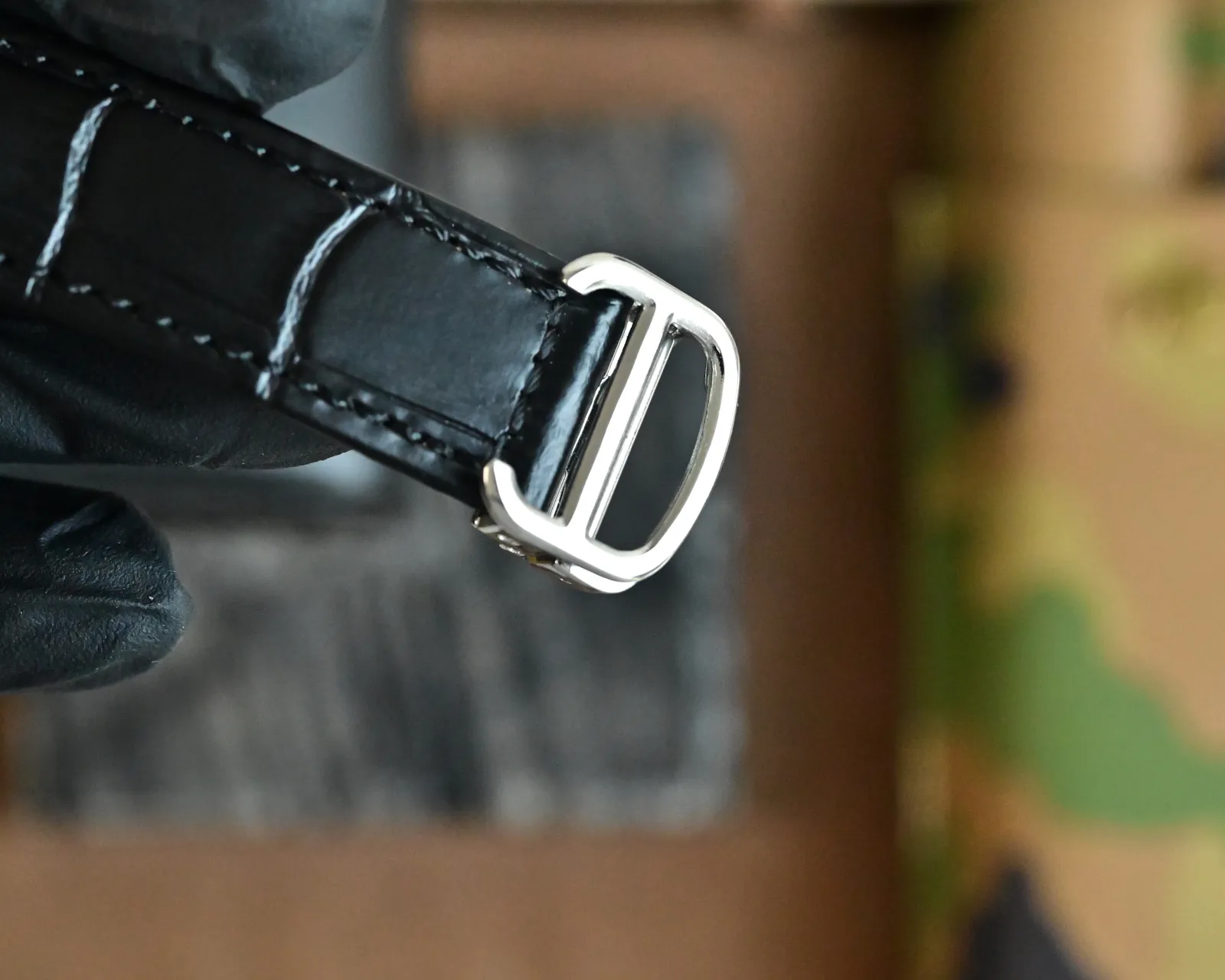 410 卡地亚 Ronde de Cartier 自动机械腕表 具有高雅别致、极具现代感的特点,佩戴能突出男士魅力,彰显气质。精湛工艺 精雕细琢 超级品质 更添儒雅气息42mm*11mm 进口牛皮表带 佩戴舒适易搭衣服,上手足以应付各类场合