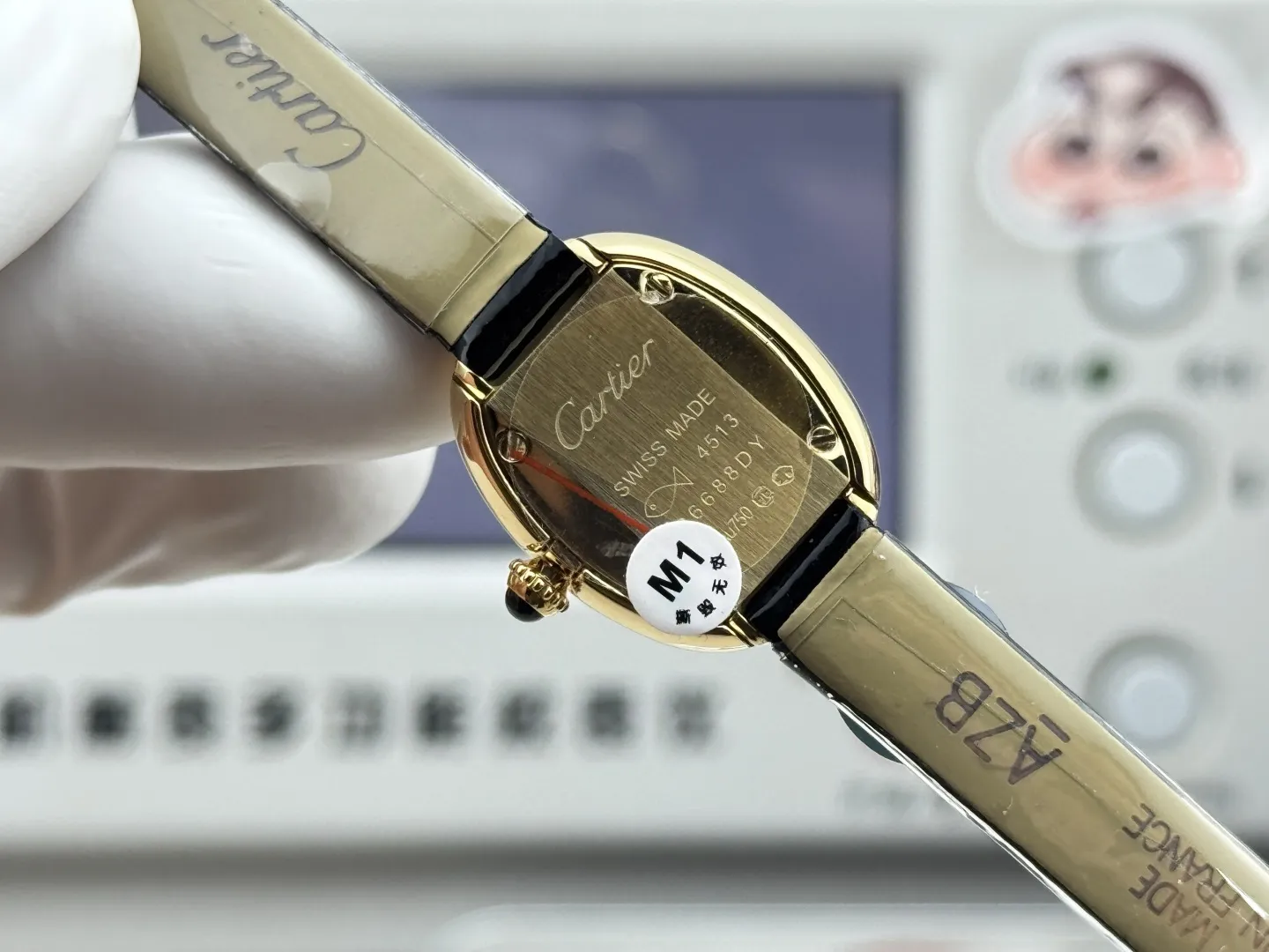 M1 Factory 卡地亚迷你浴缸,Cartier Mini Baignoire 长在每个人心尖上的审美。玲珑小巧却有极具辨识度,圆润流畅的椭园形表壳,金属光泽圆润细腻,折射出优雅与精致。独特迷你尺 寸24.6mm*18.7mm,搭配卡地亚经典的罗 马数字,烧钢蓝指针与蓝宝石浑圆表冠,简约 又不失细节。每一处设计都彰显品牌的传承 与匠心。轻盈服帖的圆弧形贴手腕设计,是 低调奢华的极致表现。无论单戴还是疊搭珠 宝都能轻松驾驭,不张扬却足以让人一眼记 住。这个就是迷你浴缸的魅力。M1出品,必属精品,致力于打造属于你命定的小金表。