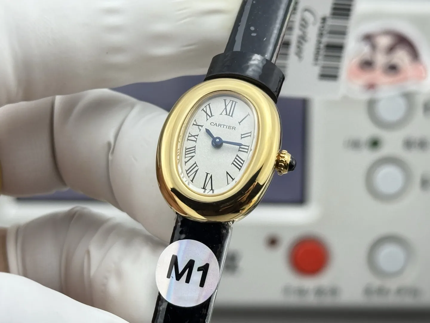 M1 Factory 卡地亚迷你浴缸，Cartier Mini Baignoire 长在每个人心尖上的审美。玲珑小巧却有极具辨识度，圆润流畅的椭园形表壳，金属光泽圆润细腻，折射出优雅与精致。独特迷你尺 寸24.6mm*18.7mm，搭配卡地亚经典的罗 马数字，烧钢蓝指针与蓝宝石浑圆表冠，简约 又不失细节。每一处设计都彰显品牌的传承 与匠心。轻盈服帖的圆弧形贴手腕设计，是 低调奢华的极致表现。无论单戴还是疊搭珠 宝都能轻松驾驭，不张扬却足以让人一眼记 住。这个就是迷你浴缸的魅力。M1出品，必属精品，致力于打造属于你命定的小金表。