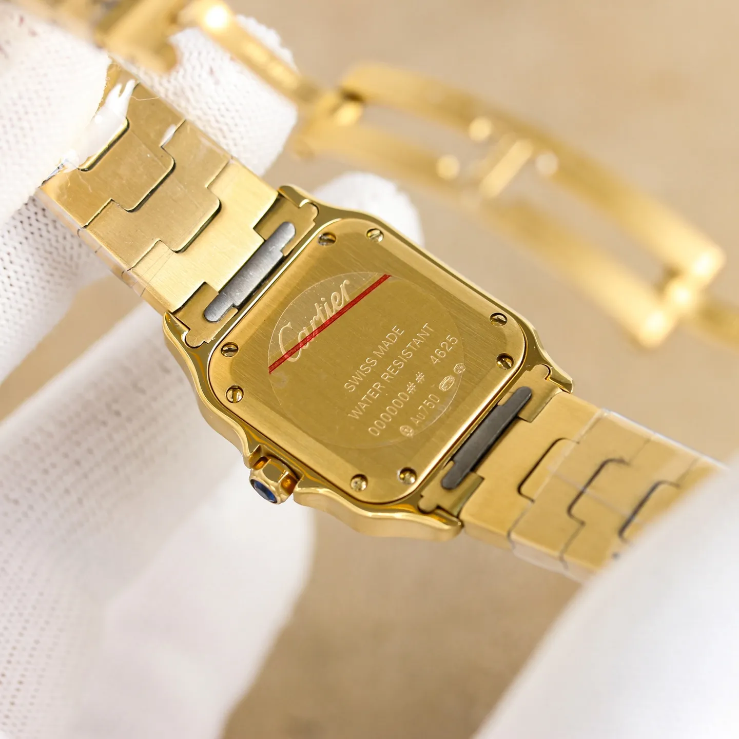 白1200-间金1250-全金1300 钻+100 CLF 卡地亚 迷你尺寸 女款山度士 表盘:镀银磨砂表盘 罗马数字时标 剑形蓝钢指针 蓝宝石水晶镜面 机芯:进口瑞士石英改Cal.157机芯 表壳:27mm✖️34.5mm✖️7.4mm 表带:QuickSwitch快拆式表链 • 爱中性飒爽风,追求“可盐可甜”百搭感 • 先锋、力量、都市摩登,帅得很有辨识度 • 通勤+休闲切换 • 刚柔并济,线条利落,男女通杀的中性风,为飞行员设计的传奇,工业风拉满,轨道式刻度,复古又带建筑美学