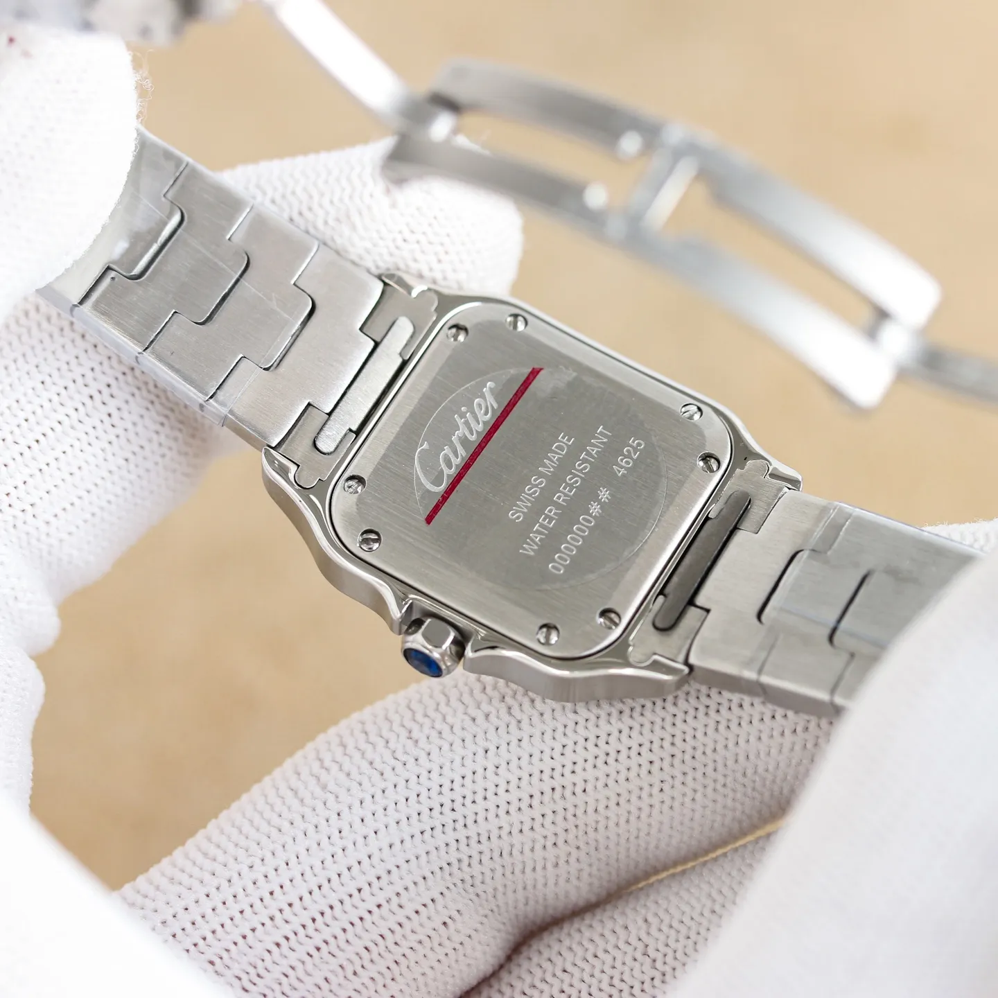 白1200-间金1250-全金1300 钻+100 CLF 卡地亚 迷你尺寸 女款山度士 表盘：镀银磨砂表盘 罗马数字时标 剑形蓝钢指针 蓝宝石水晶镜面 机芯:进口瑞士石英改Cal.157机芯 表壳：27mm✖️34.5mm✖️7.4mm 表带：QuickSwitch快拆式表链 &bull; 爱中性飒爽风，追求&ldquo;可盐可甜&rdquo;百搭感 &bull; 先锋、力量、都市摩登，帅得很有辨识度 &bull; 通勤+休闲切换 &bull; 刚柔并济，线条利落，男女通杀的中性风，为飞行员设计的传奇，工业风拉满，轨道式刻度，复古又带建筑美学