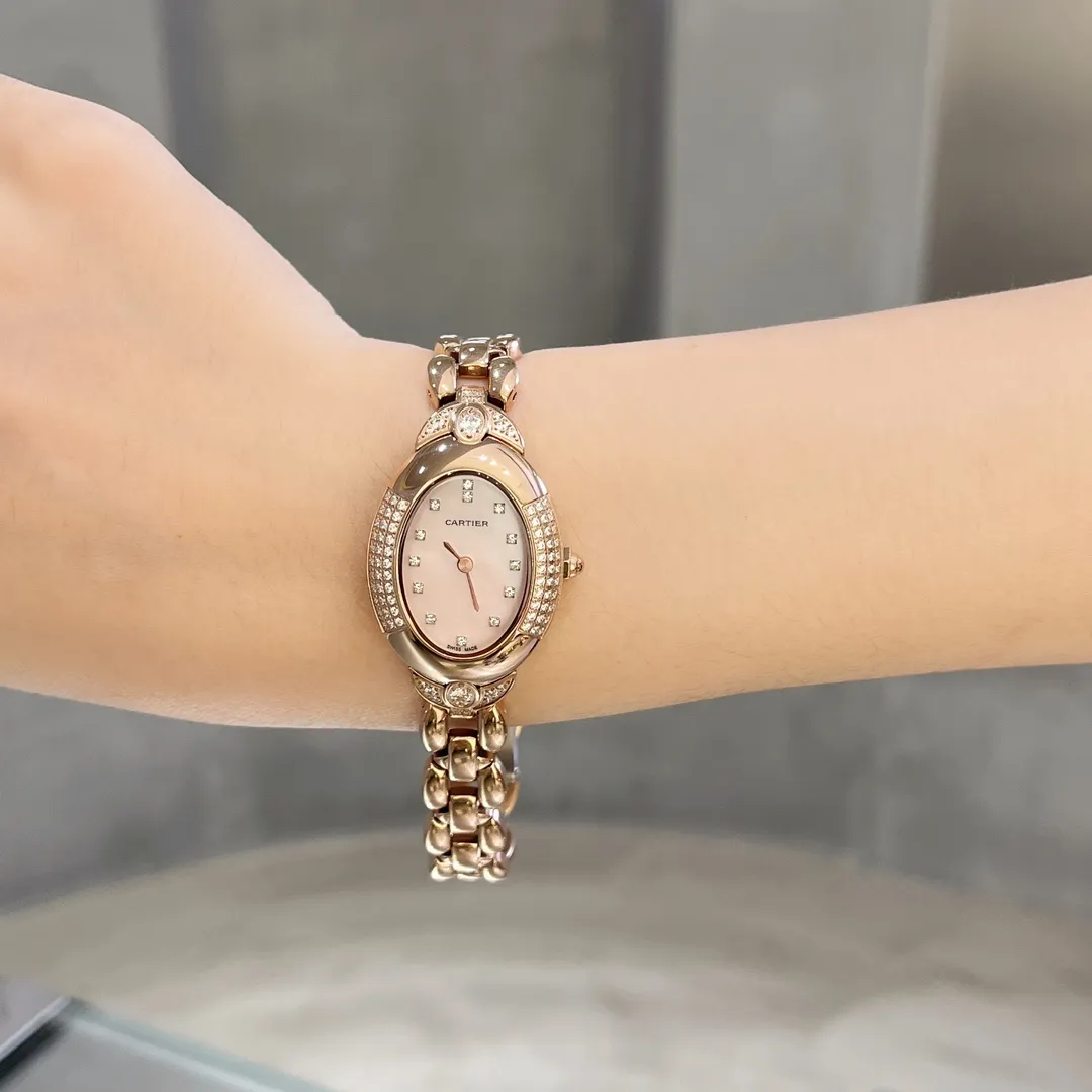 💰490 ❤️卡地亚-Cartier ❥镂空托月盘的卡地亚沙特限量版 ❥316精钢材质 ❥进口石英机芯 ❥表盘直径30mm,厚度7.5mm ❥相信懂表的老玩家们都清楚,先有他的雏形后才有那万人空巷的蓝气球的诞生 ,前沿~佛系XX厂家走访瑞士民间收藏坊才淘到这难得的限量版宝贝,一比一重新开模定制,最大限度的还原臻品 表壳三件套都与正品通用,玻璃3点位月牙斜度是cnc雕刻,并非用模具压制