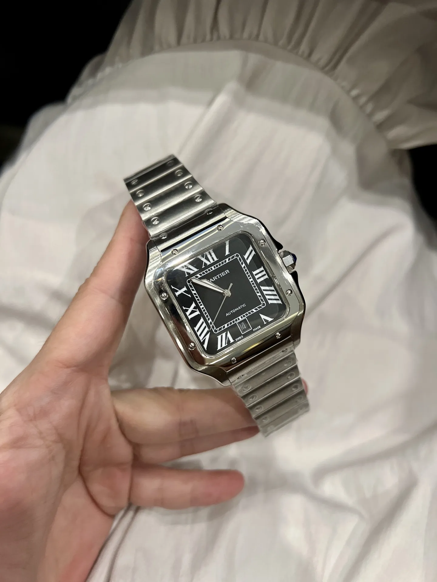 💰260（暂无金壳和女款 卡地亚Santos de Cartier腕表可以说是世界上第一枚真正意义上的腕表，迄今已有百年历史，1904年卡地亚推出了一枚可以佩戴在腕间的手表，并以挚友山度士的名字命名，这便是Santos腕表的由来。当时的所谓&ldquo;腕表&rdquo;不过是一些&ldquo;权宜&rdquo;的表款，就是是将怀表系在了手腕上，表冠仍旧位于12点钟位置！而山度士开创式的设计将表冠设计在3点钟位置，并在把头上镶嵌一颗天然尖晶石，幽蓝的光芒至今俘虏了无数消费者的心。今天给大家带来的就是18年最新升级款山度士，40mm表径，搭载全自动机械机芯，镀膜玻璃，30m防水，送礼自用佳品