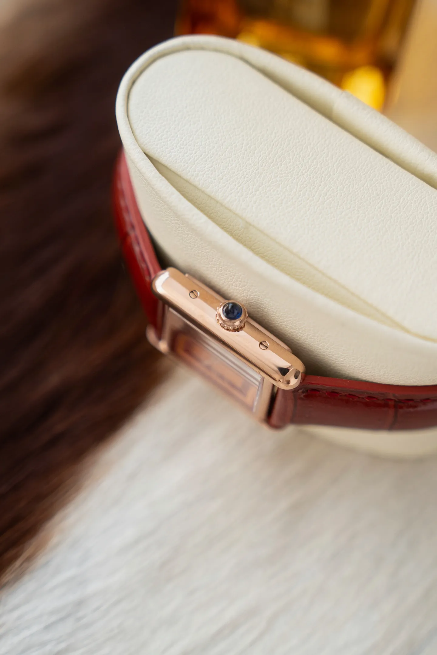 【钻石镶嵌莫桑钻石，蓝宝石镜片，瑞士石英机，出货配卡片证书，送绒布包装袋】 卡地亚全新推出的TankMust腕表。It Must be a TANK在所有经典的卡地亚坦克腕表里面，如果要拥有一只作为日常每天戴的腕表，我肯定选TANK Solo，而现在这件事可能会被2021年最新的TANK MUST改观今年，品牌推出了全新的TankMust系列腕表，这款TankMust系列腕表，同样采用品牌标志性的方形表壳29.5mmx22mm，表盘镀银及剑形蓝钢指针，蓝宝石玻璃以及在表冠上镶嵌的独一无二蓝色尖晶石设计加粒面小牛皮表带，瑞士🇨🇭ETA金机石英机芯，相较于之前的线条处理更为圆润、流畅。此外，腕表还配备了表带快拆功能，这一设计也大大的增加了日常佩戴的舒适性和便利性、做到三码合一.