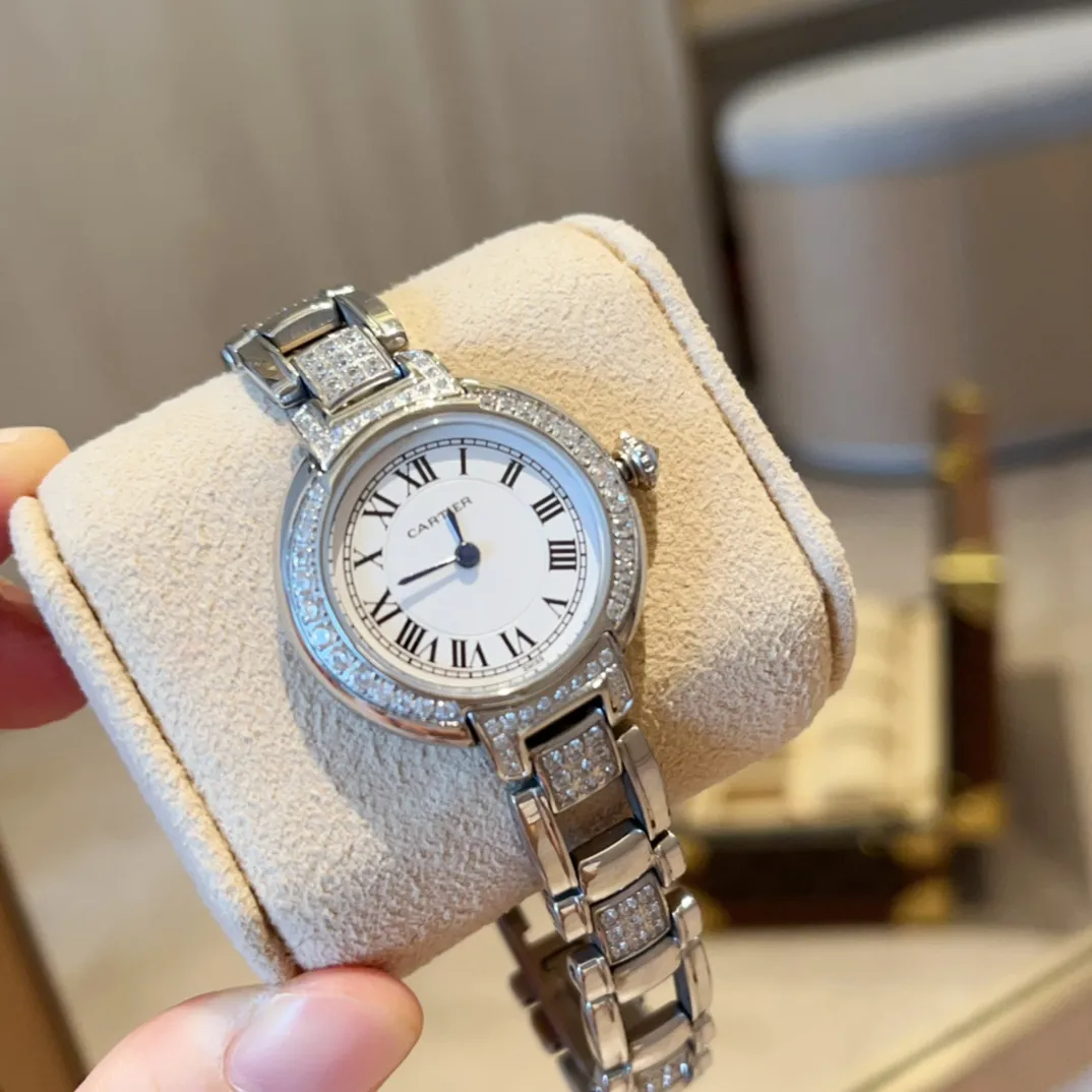 💰490 全面升级版到货🎺🎺🎺卡地亚-Cartier🌸🌸🌸托月盘的卡地亚沙特限量版，相信懂表的老玩家们都清楚，先有他的雏形后才有那万人空巷的蓝气球的诞生 表盘直径&mdash;&mdash;30mm 前沿～佛系XX厂家走访瑞士民间收藏坊才淘到这难得的限量版宝贝，一比一重新开模定制，最大限度的还原臻品 表壳三件套都与正品通用，整表厚度7.5mm，玻璃3点位月牙斜度是cnc雕刻，并非用模具压制，升级蓝宝石镜面耐磨高清