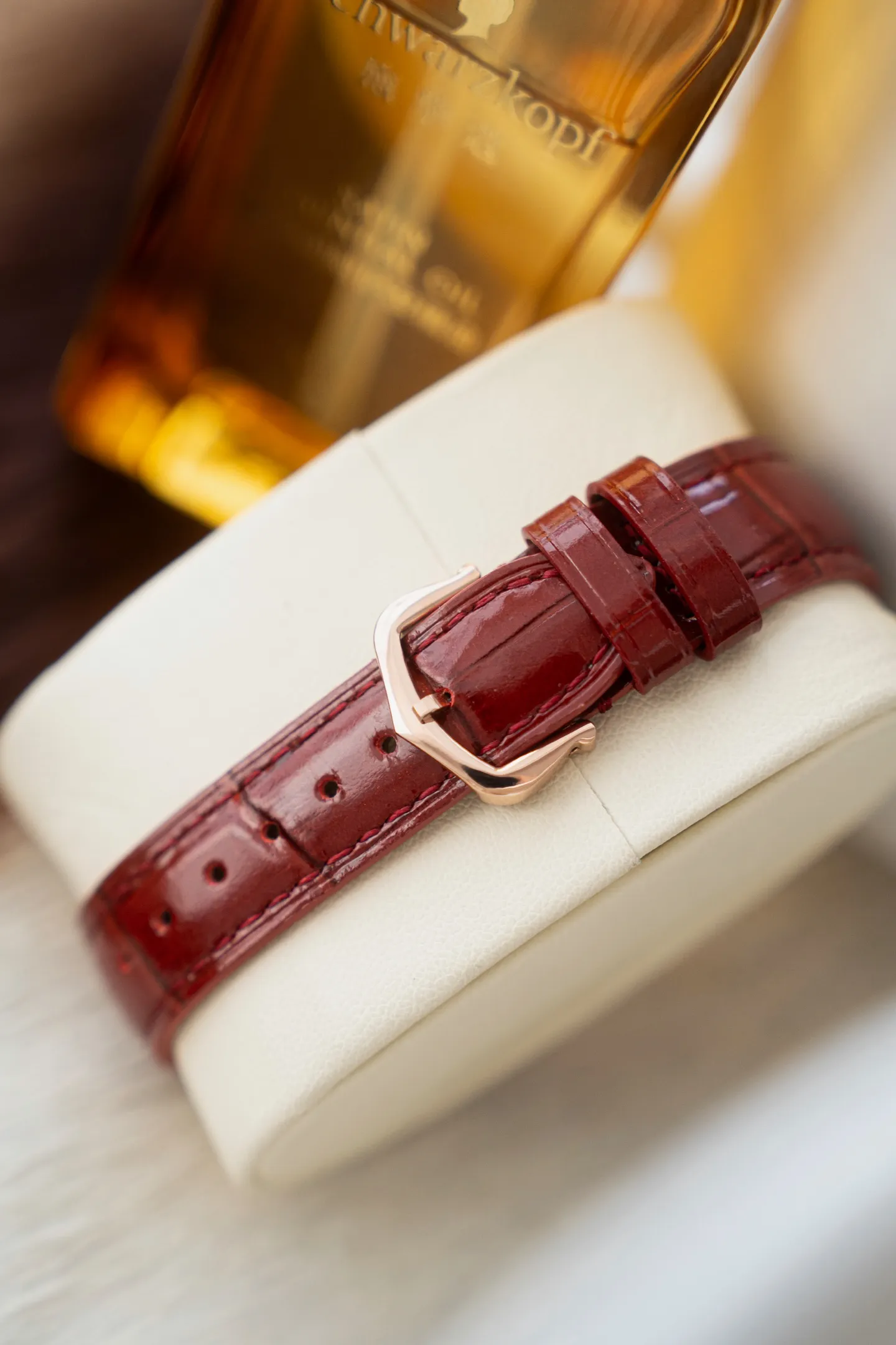 【钻石镶嵌莫桑钻石，蓝宝石镜片，瑞士石英机，出货配卡片证书，送绒布包装袋】 卡地亚全新推出的TankMust腕表。It Must be a TANK在所有经典的卡地亚坦克腕表里面，如果要拥有一只作为日常每天戴的腕表，我肯定选TANK Solo，而现在这件事可能会被2021年最新的TANK MUST改观今年，品牌推出了全新的TankMust系列腕表，这款TankMust系列腕表，同样采用品牌标志性的方形表壳29.5mmx22mm，表盘镀银及剑形蓝钢指针，蓝宝石玻璃以及在表冠上镶嵌的独一无二蓝色尖晶石设计加粒面小牛皮表带，瑞士🇨🇭ETA金机石英机芯，相较于之前的线条处理更为圆润、流畅。此外，腕表还配备了表带快拆功能，这一设计也大大的增加了日常佩戴的舒适性和便利性、做到三码合一.