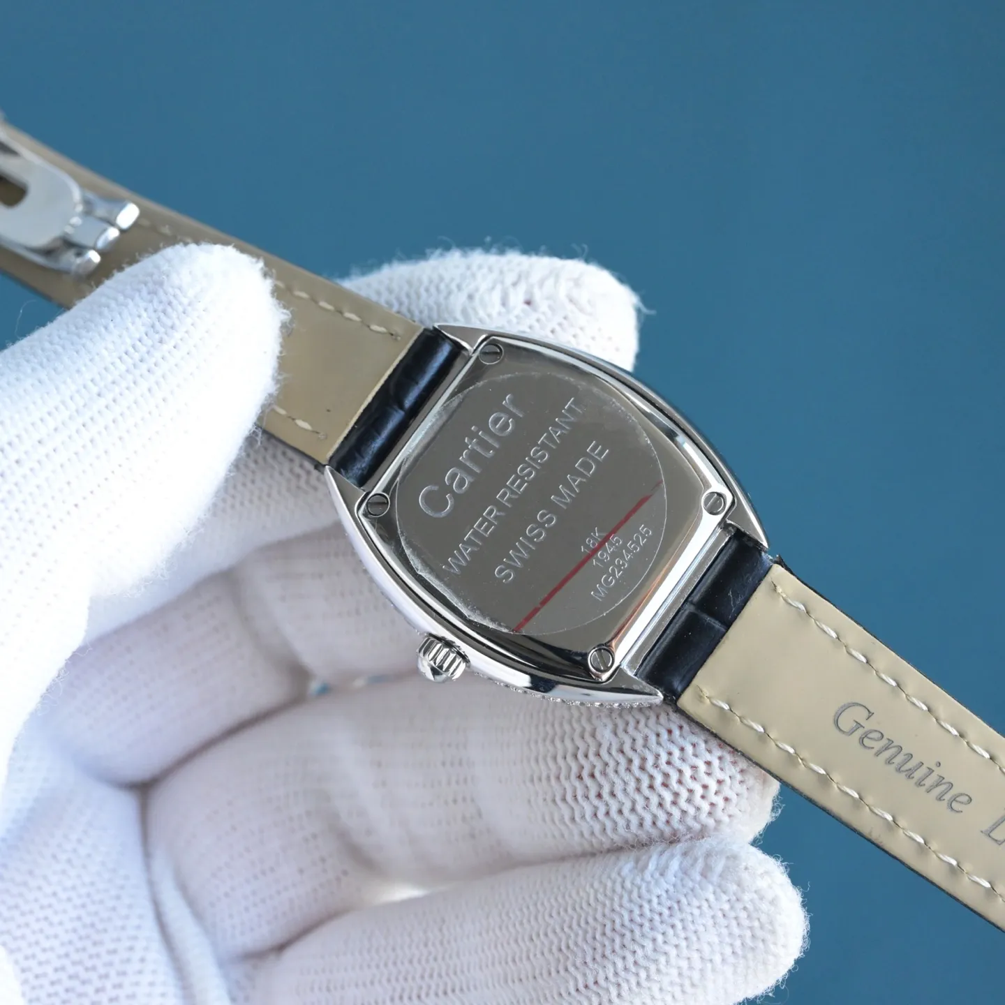 P550 卡地亚-Cartier ,Mini lady 酒桶型,采用原装进口瑞士石英机芯,法国蓝宝石水晶镜面,表壳镶满施华洛世奇真水钻18K金工艺,牛皮表带 ,外型精巧别致,360度惊艳,上手效果极佳,精致奢华有内涵!直径:27.5*33 mm 厚度:6.3mm(升级内容如下,机芯精简版C1Ct163正式面世,指针高度通过改良浓缩进一步压缩到了9.2个丝👍,姐妹们可搜索下能在机芯上加锆钻的,目前来看C1Ct163机芯能排第二,至于第一目前搜遍全网还尚未发现、字面重做由原来的18个丝压缩到7个丝位,才能腾出适当的高度去做锆钻指针,研发不易且行且惜,此次只推出300套(限量版钻石型指针)后续恐将不再推出了,实属吃力不讨好,费时又费脑,懂的姐妹们赶紧行动起来,忍不住吐槽下:耗时8个多月报废无数次试品才得以最终敲定成型定模,一切只因因梦而生,力求完美极致,展现腕间美美的您🎀🎀🎀