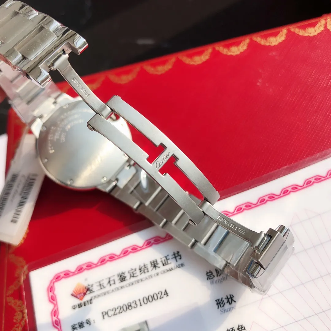 现货！批💰1400 卡地亚蓝气球石英内钻💎款 尺寸33mm 目前全球最火的款式之一。自戴送礼最强首选！表盘内镶嵌11颗真钻石，一表一证不重复！价格跟白捡没两样，底盖，吊牌，保卡，三码合一！最高版本 最好品质！不想拍太多细节，更不想说的太透，避免跟货，需要着重强调一下的是，这个货，市场五花八门的版本非常多，文案写的再华丽，货不给力也是白搭！支持任意对比！好货自己会说话！表壳采用专柜一样精钢材质。316l精钢表带 蓝宝石水晶玻璃镜面，高清晰度太阳纹钻面 1600摄氏度淬火而成的烧钢蓝剑形指针 ，鼓型把头宝石饱满渗透蓝光。各种细节百分百同步专柜！金属印记齐全，底盖表扣刻字清晰可见，就连把头护桥里面的凹槽也一模一样，最好的品质，最呆萌的价格。性价比超高 不影响二次销售支持无条件退换，终身保修