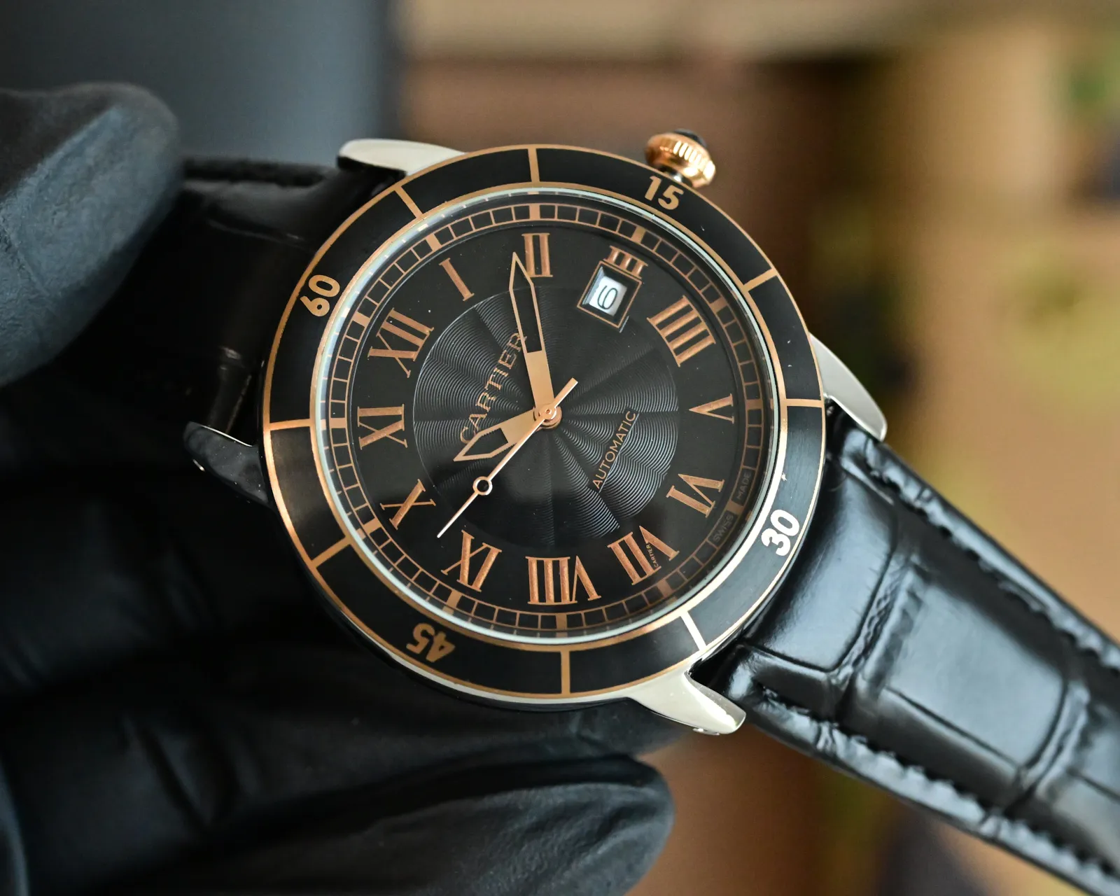 410 卡地亚 Ronde de Cartier 自动机械腕表 具有高雅别致、极具现代感的特点，佩戴能突出男士魅力，彰显气质。精湛工艺 精雕细琢 超级品质 更添儒雅气息42mm*11mm 进口牛皮表带 佩戴舒适易搭衣服，上手足以应付各类场合