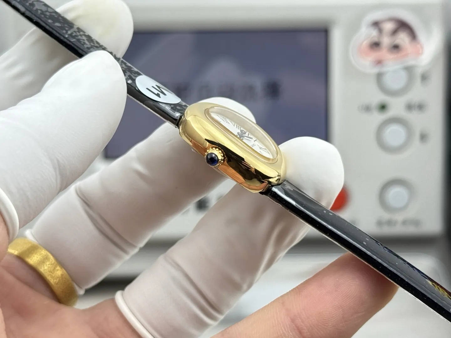 M1 Factory 卡地亚迷你浴缸,Cartier Mini Baignoire 长在每个人心尖上的审美。玲珑小巧却有极具辨识度,圆润流畅的椭园形表壳,金属光泽圆润细腻,折射出优雅与精致。独特迷你尺 寸24.6mm*18.7mm,搭配卡地亚经典的罗 马数字,烧钢蓝指针与蓝宝石浑圆表冠,简约 又不失细节。每一处设计都彰显品牌的传承 与匠心。轻盈服帖的圆弧形贴手腕设计,是 低调奢华的极致表现。无论单戴还是疊搭珠 宝都能轻松驾驭,不张扬却足以让人一眼记 住。这个就是迷你浴缸的魅力。M1出品,必属精品,致力于打造属于你命定的小金表。