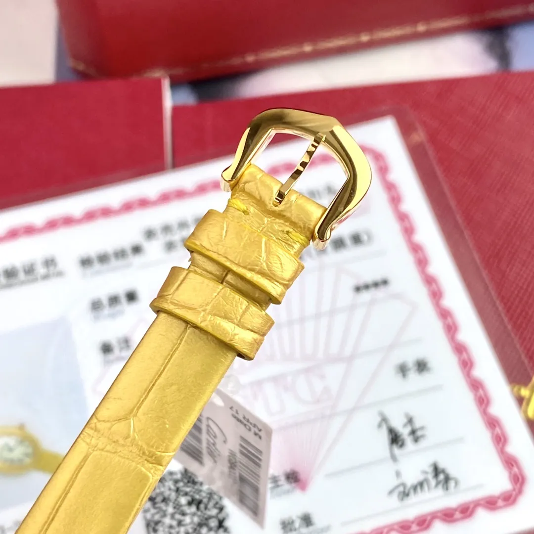 卡地亚新款!通体包18k黄金+美洲鳄鱼皮表带!卡家最新经典之作!Baignoire浴缸系列腕表,典雅欧风浴缸形状,完美演绎卡地亚的经典美学,涌现腕表设计的焕新力量!椭圆表壳,典雅欧美风浴缸形状,完美曲线,超高颜值,实物上手绝对让你大呼惊艳,OMG,这也太好看了吧! 公价超八万!整体气场相比蓝气球段位要高出不少…… Baignoire浴缸系列腕表,小号表款,石英机芯。精钢包18K黄金表壳。包18K黄金圆珠形表冠,镶嵌一颗凸圆形蓝宝石。镀银表盘,剑形蓝钢指针,蓝宝石水晶镜面。灰褐色鳄鱼皮表带,包18K黄金针扣式表扣。 表壳尺寸:32x26毫米 厚度:8毫米 防水深度3巴(约30米)生活防水