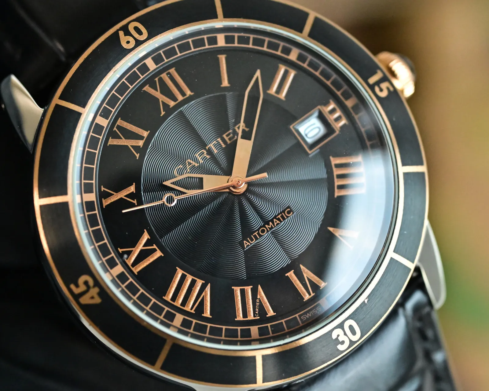 410 卡地亚 Ronde de Cartier 自动机械腕表 具有高雅别致、极具现代感的特点，佩戴能突出男士魅力，彰显气质。精湛工艺 精雕细琢 超级品质 更添儒雅气息42mm*11mm 进口牛皮表带 佩戴舒适易搭衣服，上手足以应付各类场合