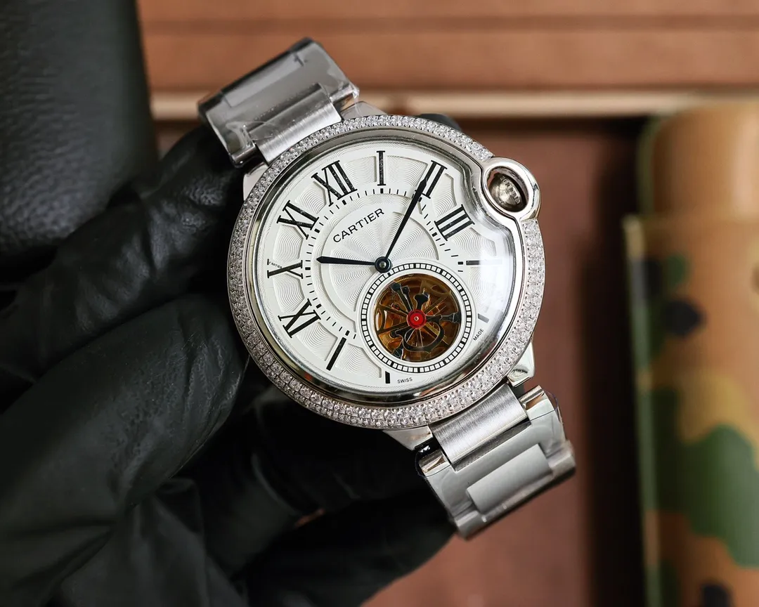 白皮500 玫皮520 白钢530 钻+50 卡地亚 Cartier♠️全自动机械🃏头层小牛皮🍴拱形蓝光玻璃🔳43*14mm✒️岁月与商场的历练雕塑出的轮廓🎴续演着霸道总裁的优雅传奇 driver de cartier ❗
